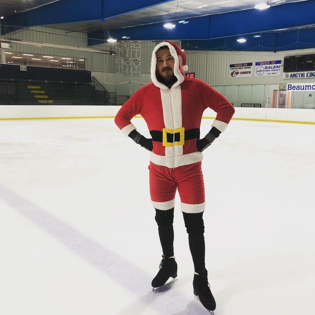 クリス・リードさんのインスタグラム写真 - (クリス・リードInstagram)「Have you been naughty or nice? #happyholidays #skinnysanta #edeafamily #teamriedell」12月25日 12時46分 - chrisreed77