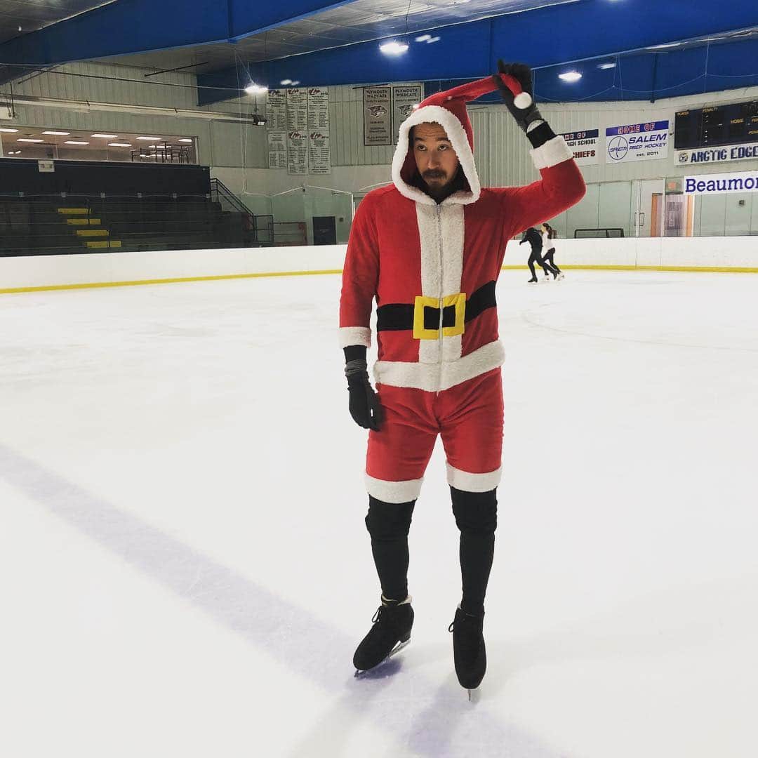 クリス・リードさんのインスタグラム写真 - (クリス・リードInstagram)「Have you been naughty or nice? #happyholidays #skinnysanta #edeafamily #teamriedell」12月25日 12時46分 - chrisreed77