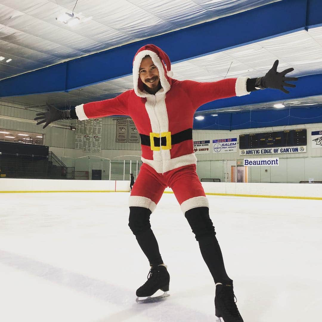 クリス・リードさんのインスタグラム写真 - (クリス・リードInstagram)「Have you been naughty or nice? #happyholidays #skinnysanta #edeafamily #teamriedell」12月25日 12時46分 - chrisreed77