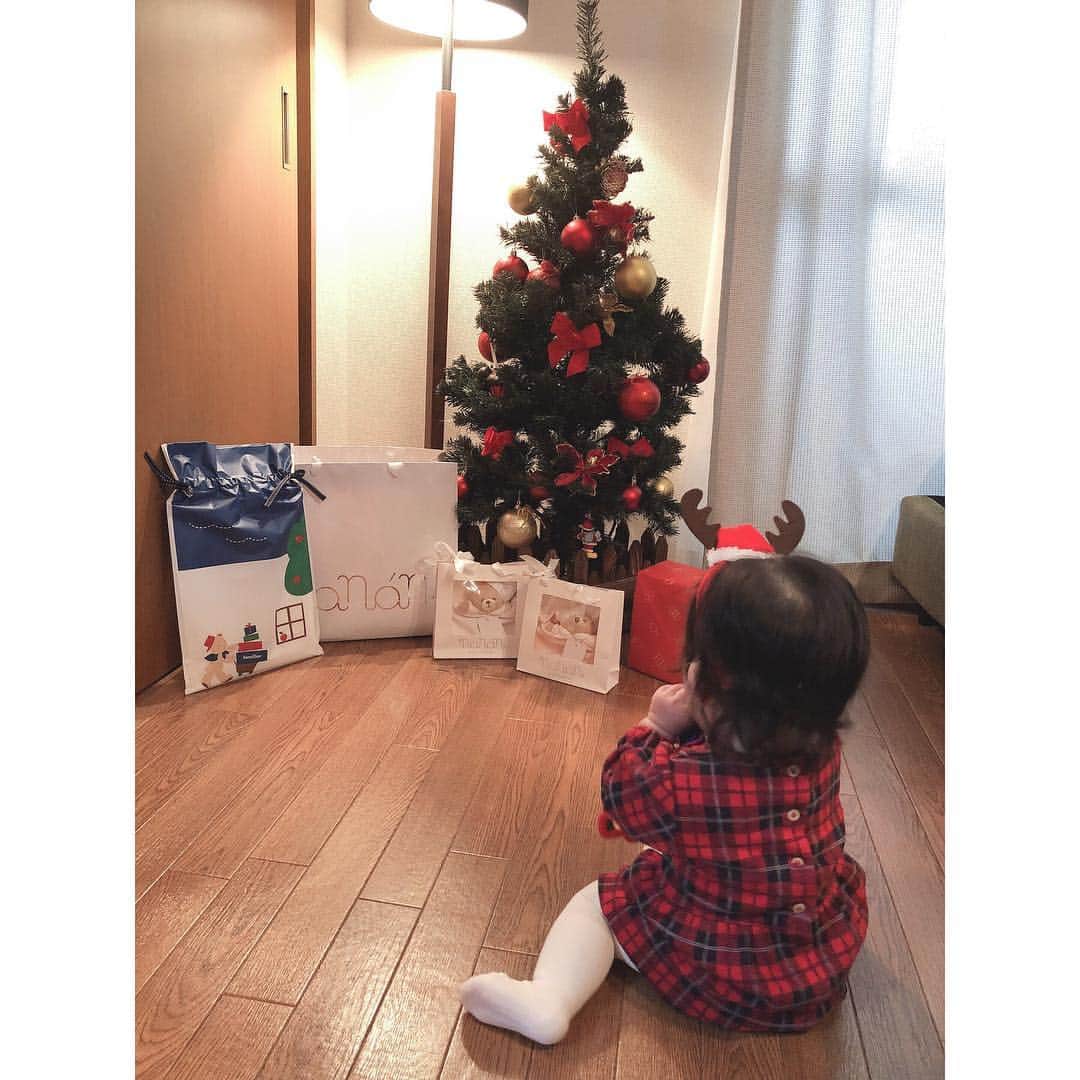倉窪莉沙のインスタグラム：「* メリークリスマス🎄❤️ はじめてのクリスマスはご馳走を見てヨダレを垂らし、パパサンタを見て大号泣😂でもプレゼント沢山もらえて良かったね🎁 . #クリスマス #merryChristmas #Xmas #クリスマスツリー #クリスマスケーキ #赤ちゃんのいる生活 #赤ちゃんとの暮らし #新米ママ #ベビー #baby #女の子 #girl #女の子ママ」