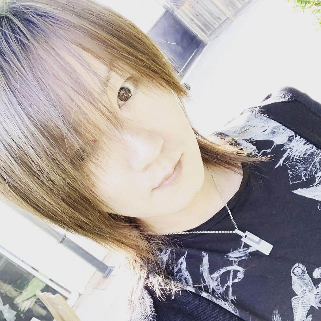 のインスタグラム：「Merry Christmas and Happy New Year! Hope you are spending it with people you love! Love you all 💓  皆さんに素敵な夜が訪れますように！ 目一杯の愛を込めて、メリークリスマス！  #merrychristmas🎄 #happynewyear #selfie #love #lotsoflovefromtomosanta」