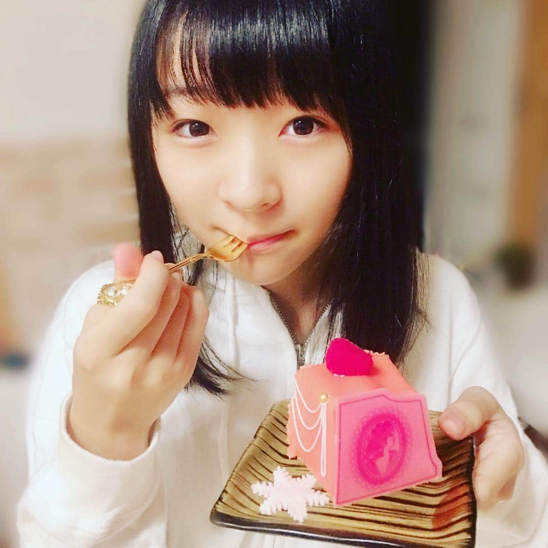 前野えまさんのインスタグラム写真 - (前野えまInstagram)「メリークリスマス🎄 今年のケーキはピンクのケーキ💓  #laduree  #ラデュレ  #クリスマス  #クリスマスケーキ  #クリスマスケーキ2018  #ピンク  #前野えま」12月25日 6時24分 - maeno_ema