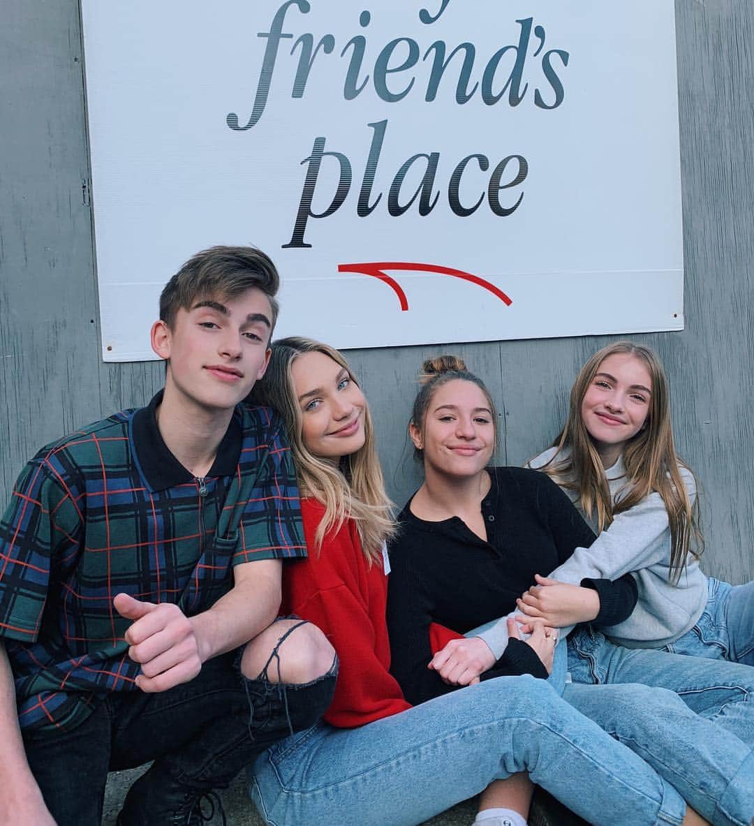 ジョニー・オーランドのインスタグラム：「we had an amazing day serving christmas eve lunch today at @myfriendsplace, an amazing organization that supports homeless youth in la!!🎄❤️」