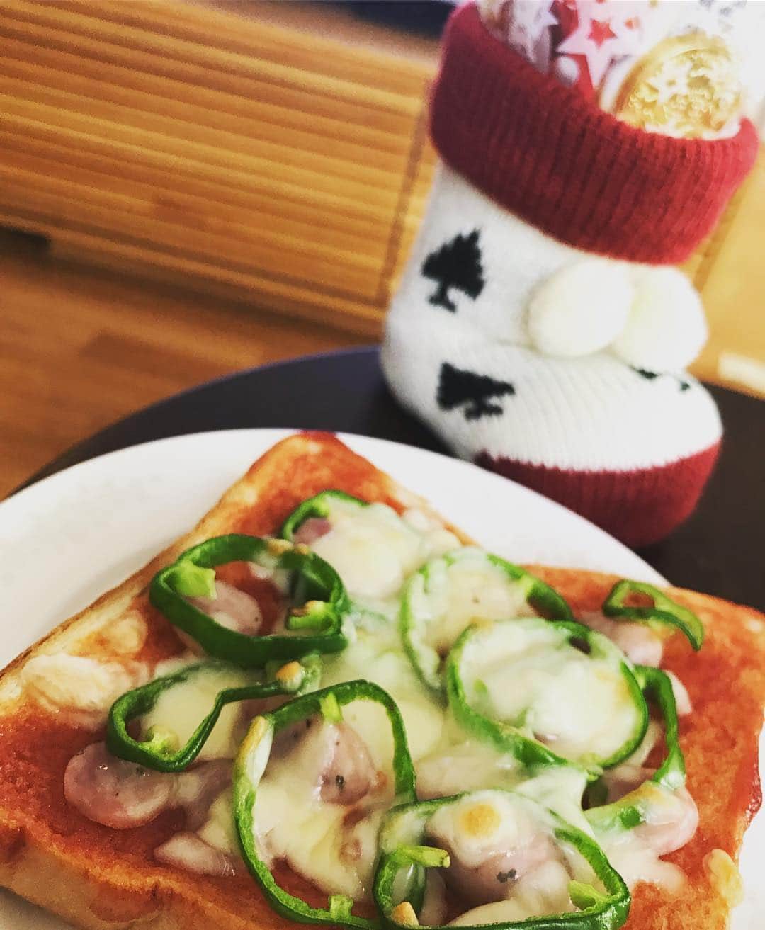 寺崎裕香さんのインスタグラム写真 - (寺崎裕香Instagram)「今朝はピザトースト♡  プレゼント喜ぶ息子の姿に癒される朝でした。  サンタの存在とかはまだわかってないけど  枕元に起きたらなんかおもちゃおいてあるんですけど？！ は、反応してくれたw」12月25日 13時20分 - terachan0804