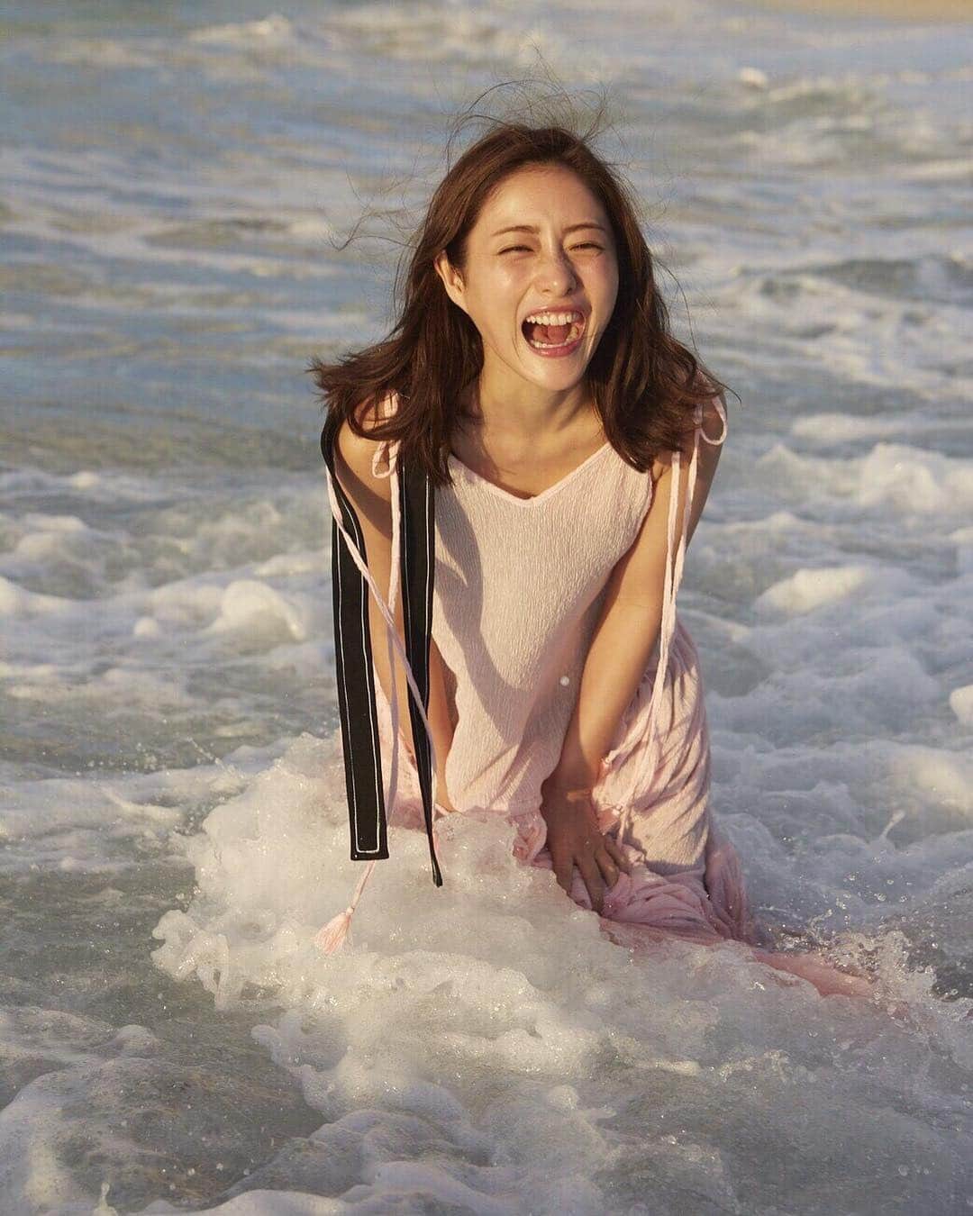 のインスタグラム：「. 遅れましたが…💦 ハッピーバースデーさとみちゃん🎄⭐️🥳 いつまでも私たちのクイーン！大好き🥰いつもさとみちゃんの幸せを願います🌞14万の愛を込めて❤️ #石原さとみ #IshiharaSatomi #happybirthday #merrychristmaseve #1224」
