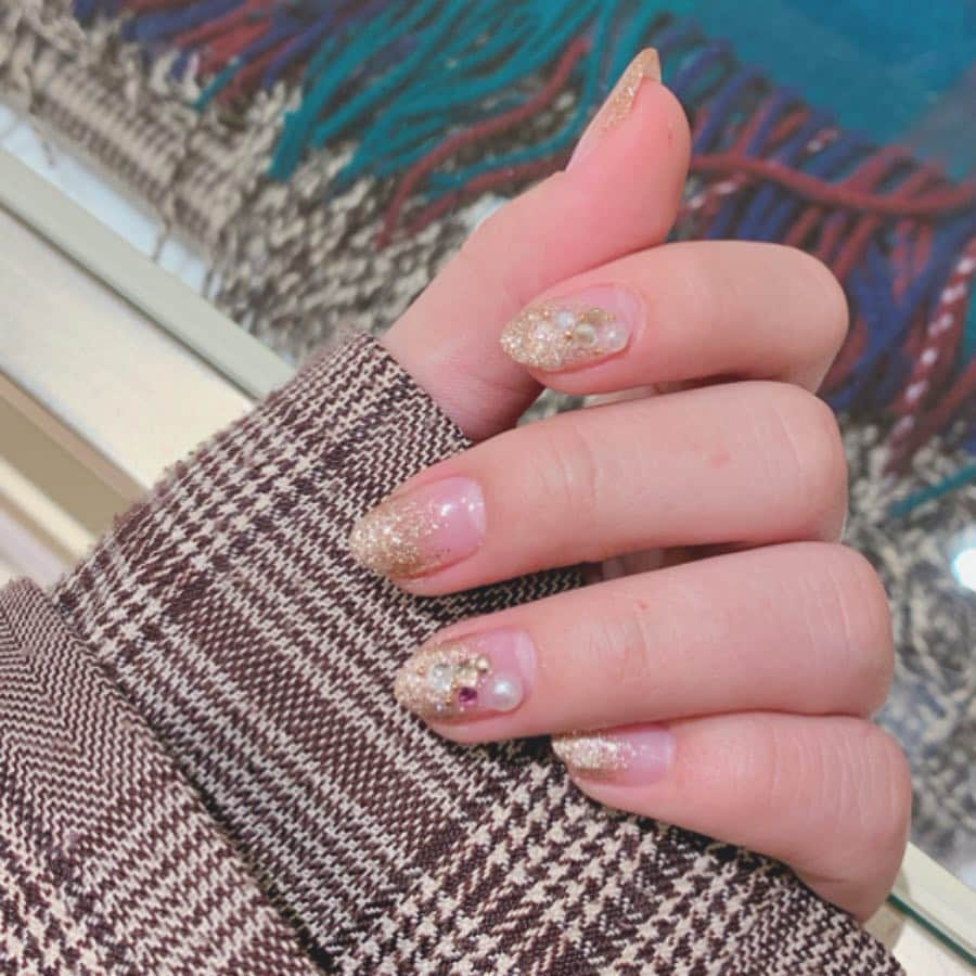 鷹野日南さんのインスタグラム写真 - (鷹野日南Instagram)「Chirstmas Nail 🎅🏼🎄 . . . @gran.salon . . . キラキラな感じで、シンプルだけど少し派手めにワンポイントでパール付けたりおきゃわにしてもらったよん。 . . . #nail #ネイルデザイン  #クリスマスネイル #xmastree  #冬ネイル #instanail #love」12月25日 8時28分 - hinachan.3