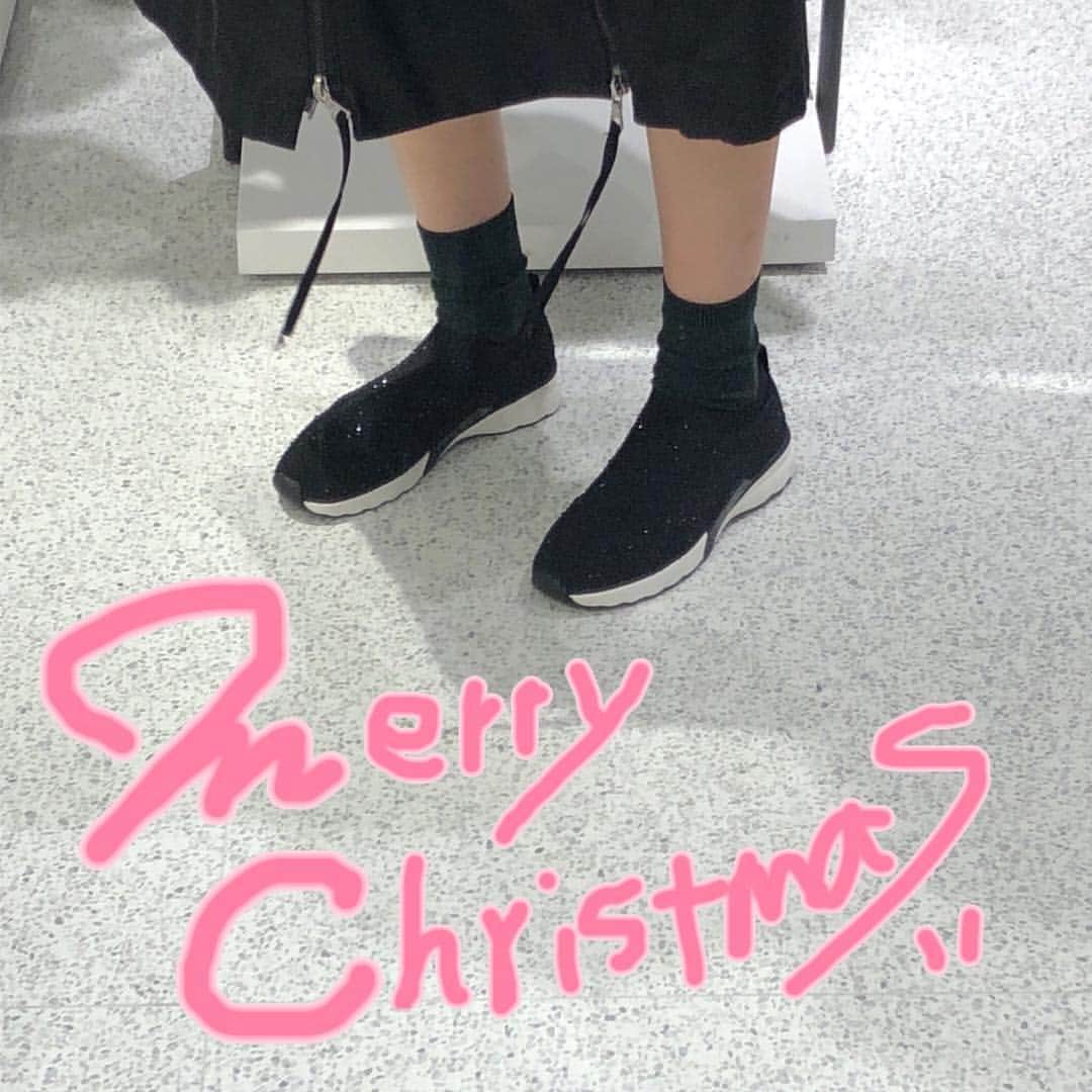 藤咲百恵のインスタグラム：「. メリークリスマス🎄 おはようございまっす🌞 この靴めちゃ軽くて歩き易すくて 最高です✌︎キラキラ✌︎ ステキな1日をっ！ . . #シューズ #ザラ #恵比寿 #キラキラ #黒 #白 #メリクリ #ピンク #ラブ #ZARA #shoes #favorite #light #tokyo」
