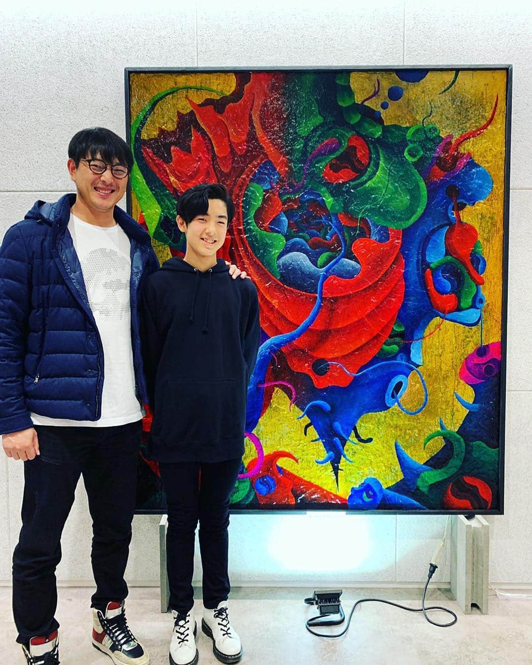 岩隈久志のインスタグラム：「嫁さんの友人のお子さんのプレ個展に行ってきました！ 小さかった一世くんが今では世界でも活躍の場を広げる高校生アーティストになっている事に感動しました。 圧巻の作品ばかりで、僕もいつか一世くんに絵を描いてほしいと思いました！ 来年３月に仙台で個展が開催されますので、皆さんぜひお越し下さい！ . . We went to my wife’s friends son’s show and I was amazed at how Isei is such an accomplished high school artist! There were many great exhibits and one day I hope to ask Isei for a drawing myself! His exhibition is opening in Sendai in March of next year so please check it out!」