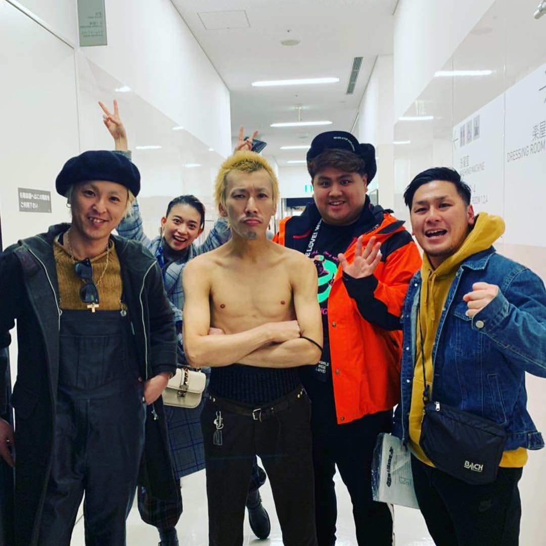吉田圭佑のインスタグラム：「先日、宮藤官九郎さん演出の 「ロミオとジュリエット」を観に行きました！ いやー、どこが芝居でどこがアドリブか分からんぐらいめちゃくちゃ面白かった。。悲しい話やなのにめっちゃ笑えて泣ける最高の舞台でした！ あと、よーかいくんさん渋すぎ。 森川葵ちゃん、可愛すぎ。 真べぇさん、太すぎ。 僕、小さすぎ。 芝居おもろすぎ。 #ロミオとジュリエット #ダブルアート真べぇ #よーかいくん #森川葵 #チビ」