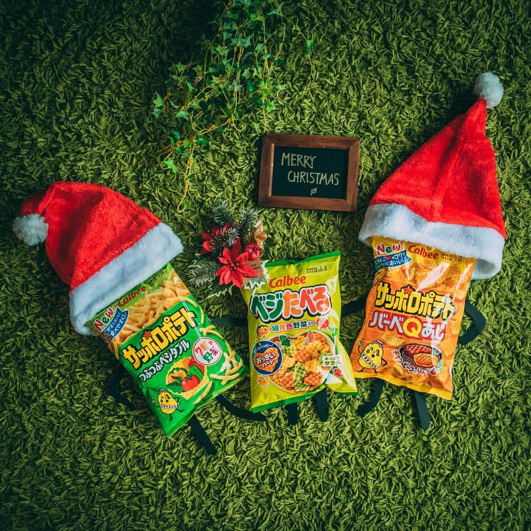 カルビー サッポロポテトのインスタグラム：「メリークリスマス！ 今日はクリスマスですね。 ワイワイ賑やかに過ごす人も、のんびり過ごす人も、お仕事頑張ってる人も…素敵なクリスマスになりますように～ #サッポロポテトとベジたべる #クリスマス菓子 #クリスマス」