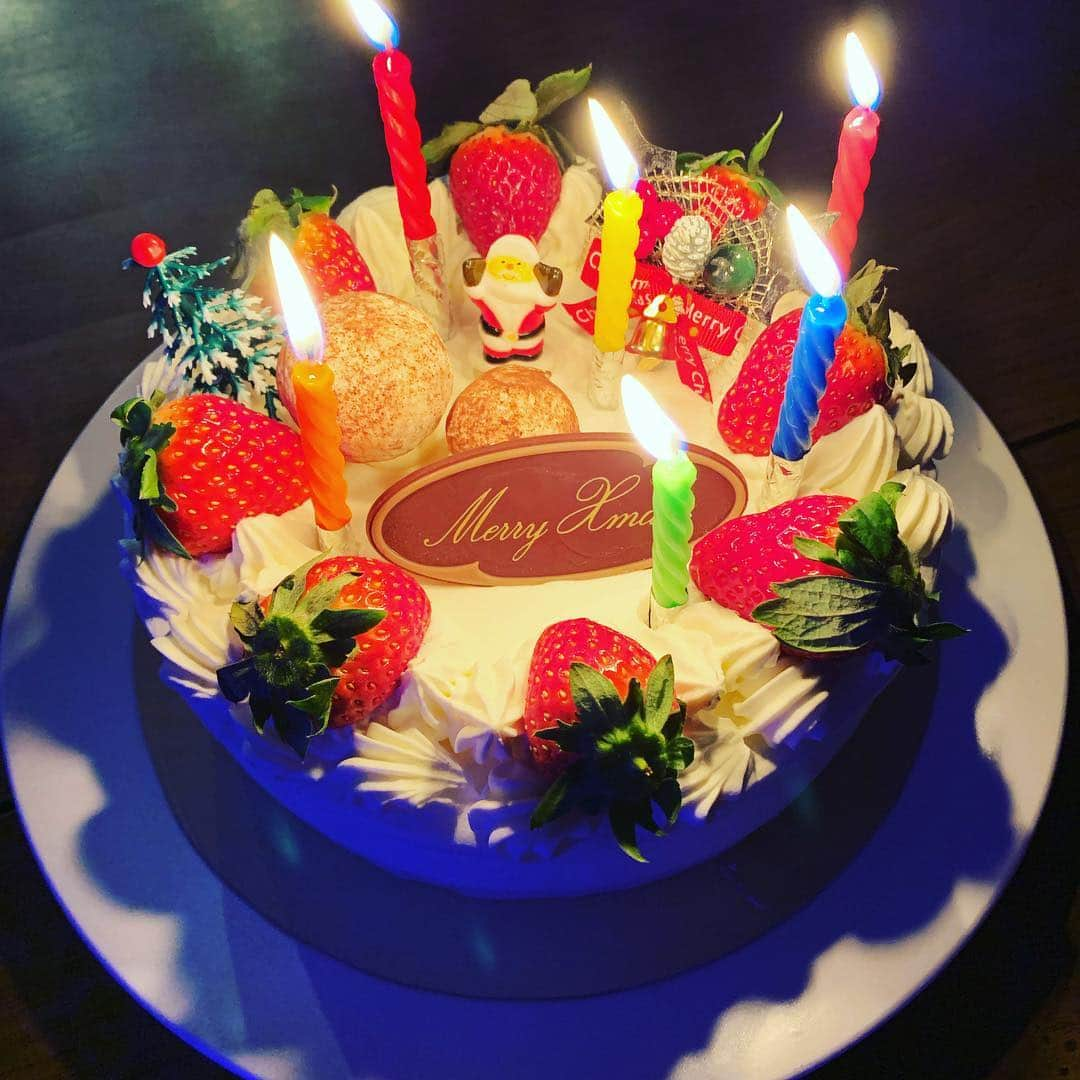 名倉潤さんのインスタグラム写真 - (名倉潤Instagram)「昨日は家族でクリスマスができました🤶朝にはサンタが来てプレゼントもあって🎁子供達大喜び👶 サンタが来てくれて良かったね😀 俺が小さい頃はサンタなんて来てくれた事がなかった😭来年はいい子にしてサンタ🎅が来てくれるようにがんばります👍 #メリークリスマス🎁」12月25日 10時12分 - nagrat1968