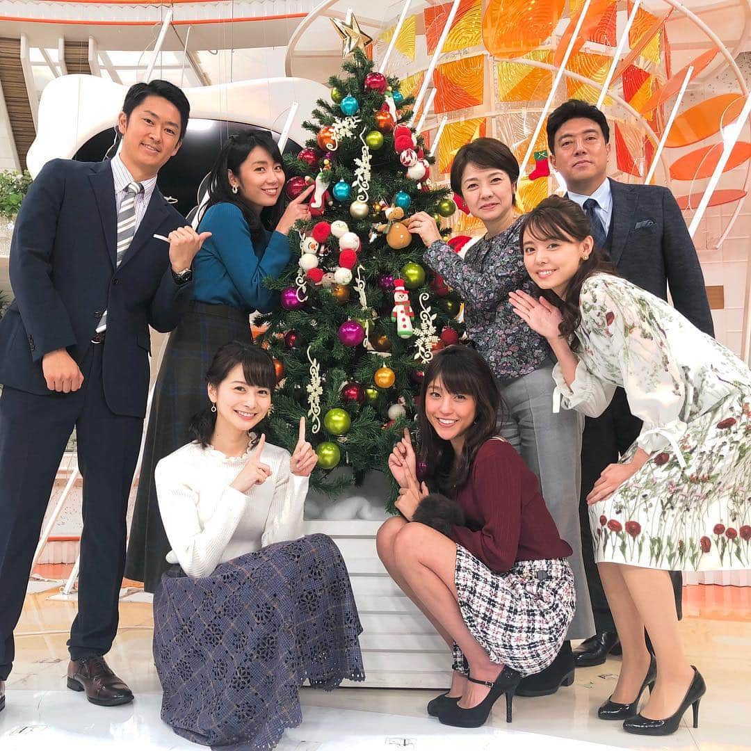 フジテレビアナウンサーのインスタグラム：「メリークリスマス！新美です😇  先週22日のめざましどようびも、スタジオはクリスマスモードでした🎄  3連休、とても混んでいるところもありましたが、いつもと変わらず楽しく過ごせるのも、そんなクリスマスに働いている誰かがいるからなんだなあ、と薬局でティッシュを買いながら思いました🤧 (私の周りも鼻ぐじゅさんが増えてきたような🤔おだいじに)  この数年の新美は、前後10日間くらいはクリスマスだと思って過ごしています🎅おほほ #毎日がクリスマス #明日も自分に頑張ってもらうために自分を甘やかすいい口実🤤  #めざましどようび #高見侑里 #岡副麻希 #フジテレビアナウンサー #西山喜久恵 #佐野瑞樹 #木下康太郎 #宮澤智 #新美有加」