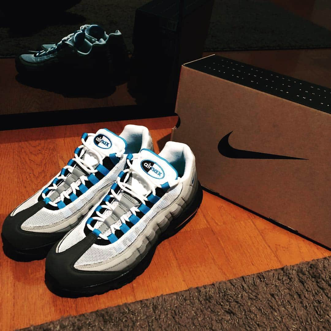 早坂尚人のインスタグラム：「サンタきたわ😍 #nike #airmax95 #crystalblue #イエローグラデ欲しいけど #買えなそうだから青で妥協です #まるで誰かがくれたみたいだけど #自分で自分に買った #要するに自分への投資 #自分サンタ」