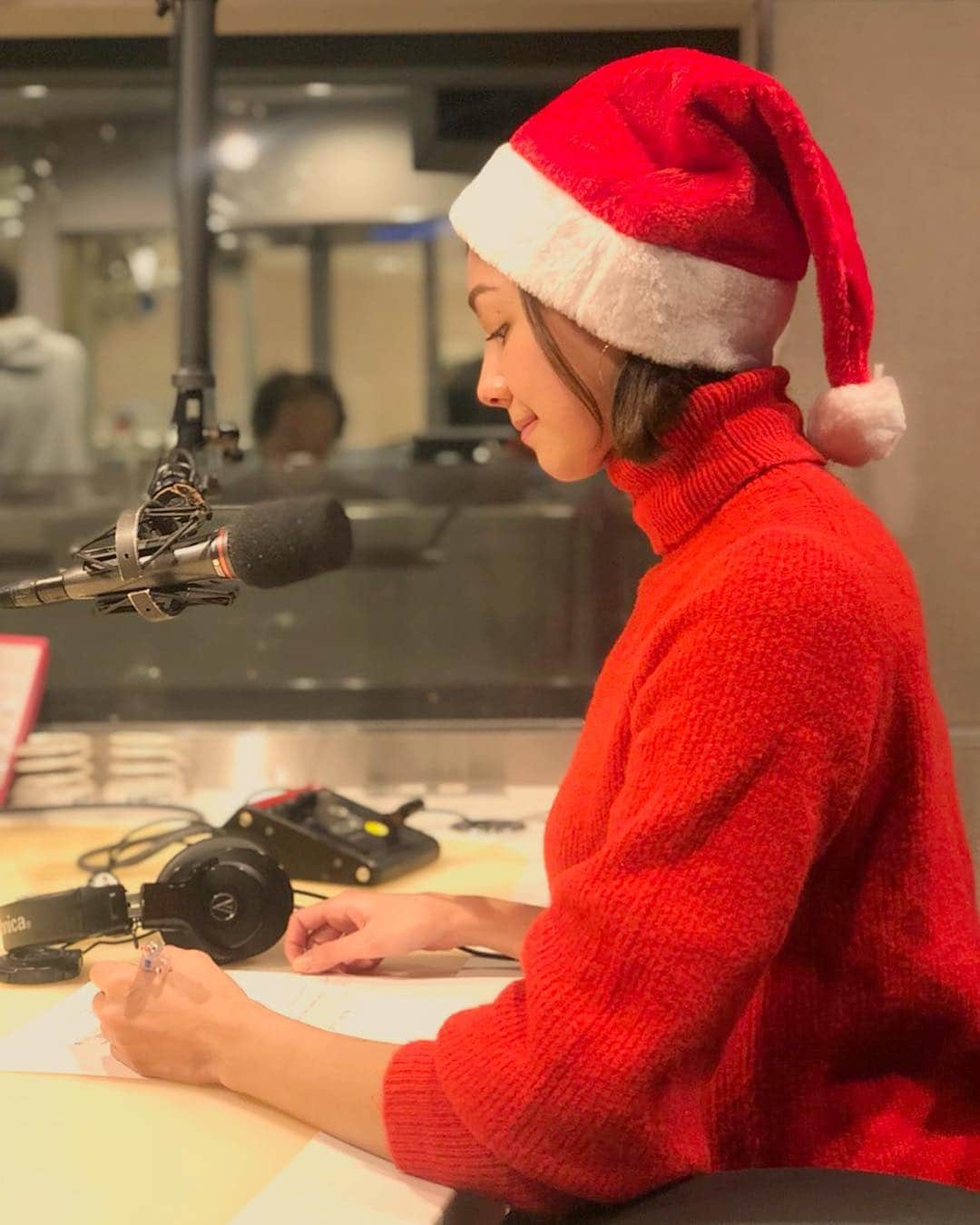 横山エリカさんのインスタグラム写真 - (横山エリカInstagram)「🎄Merry Christmas🎄 #inthestudio #jwave #radio #横顔シリーズ」12月25日 21時23分 - erika0630