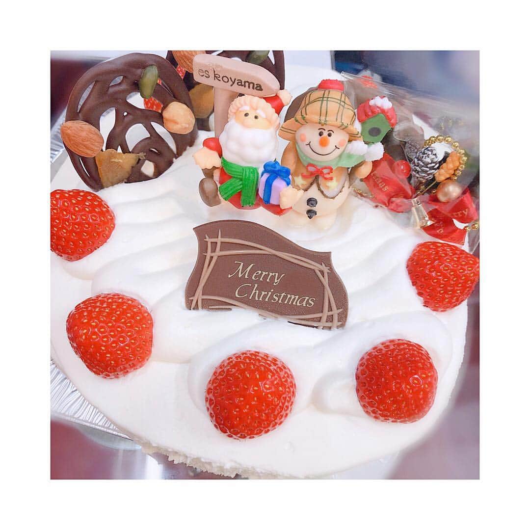 関口なほのインスタグラム：「MerryX'mas🎅🏻🎄 . . es koyamaさんの クリスマスケーキ🎂💭 . 今年クリスマスケーキ 3種類食べちゃった(笑)(笑) 食べ過ぎだよね🤤 . #神宿 #クリスマス  #クリスマスケーキ  #ショートケーキ  #パティシエエスコヤマ」