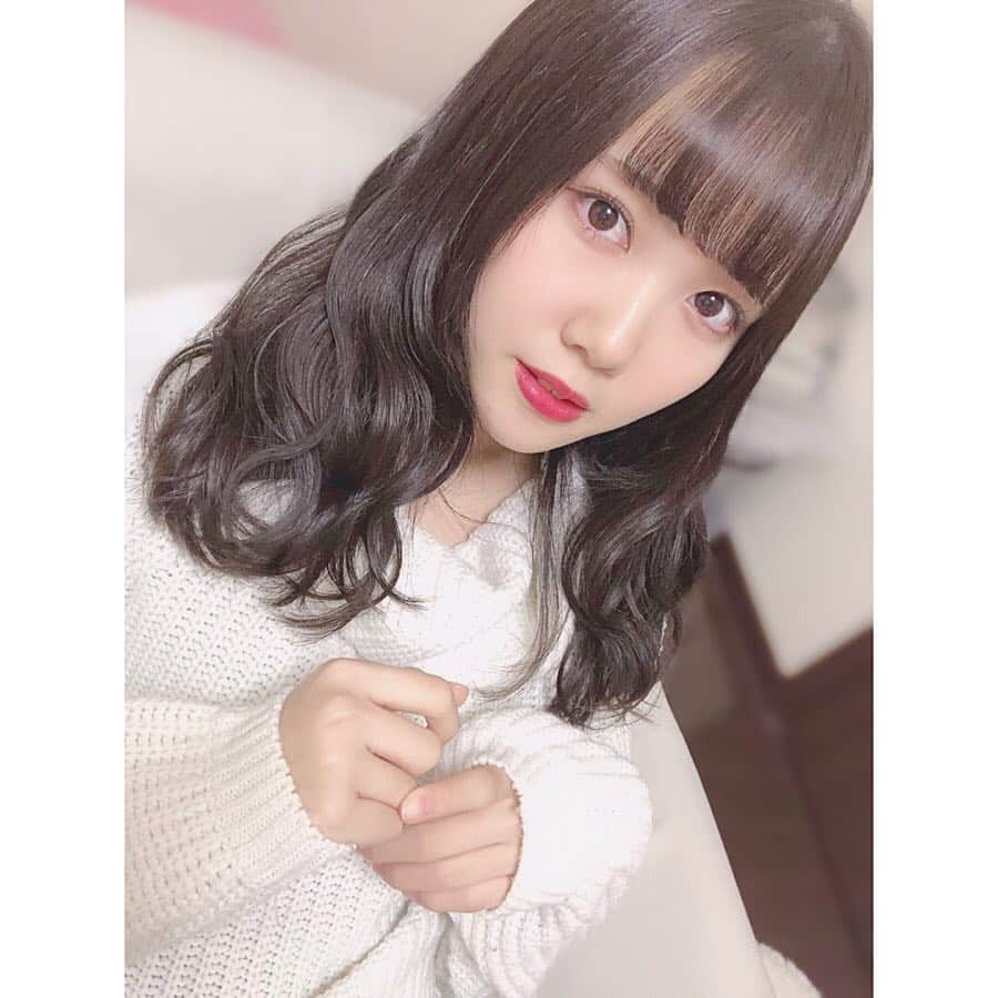 関口なほのインスタグラム：「クリスマス感ないけど🤭 . . みんなはクリスマス なにしてすごしてるの？ . #神宿 #関口なほ  #アイドル #黒髪  #巻き髪  #クリスマス」