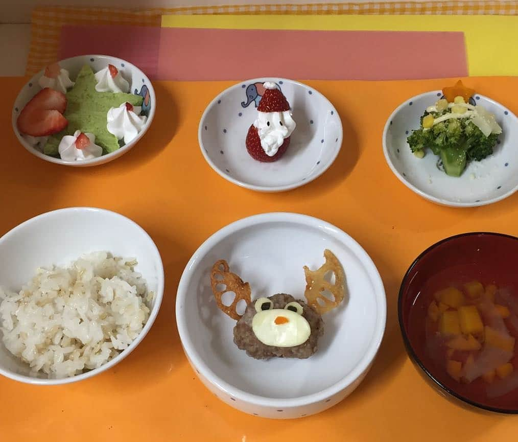 六車奈々さんのインスタグラム写真 - (六車奈々Instagram)「せりーぬの保育園、今日の給食。  本当に、感動！ メニュー表から始まって、こんな可愛い手の込んだお料理を食べさせてもらえるなんて、感謝感激です(o^^o)  保育園は、本当に素晴らしい！ 有難いです(o^^o)  #ありがとう #感謝感激 #保育園 #給食 #可愛すぎる #手の込んだ #クリスマスメニュー」12月25日 21時44分 - nanarokusha