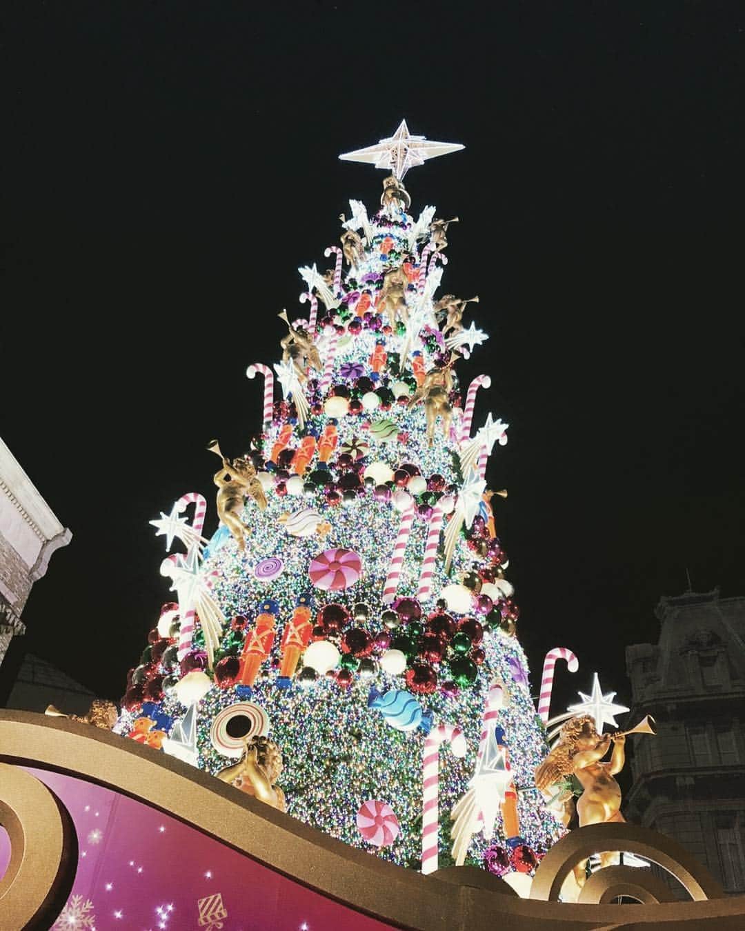山内晶大さんのインスタグラム写真 - (山内晶大Instagram)「Merry Christmas 🎄 . 2018年もあと少しですね。。 . 2019年は年明けの1月5日にパナアリでホールゲームがあるので、是非会場にきて応援してください！ . 写真はいつぞやのUSJで撮ったやつ😎」12月25日 21時41分 - akihiroooo1130