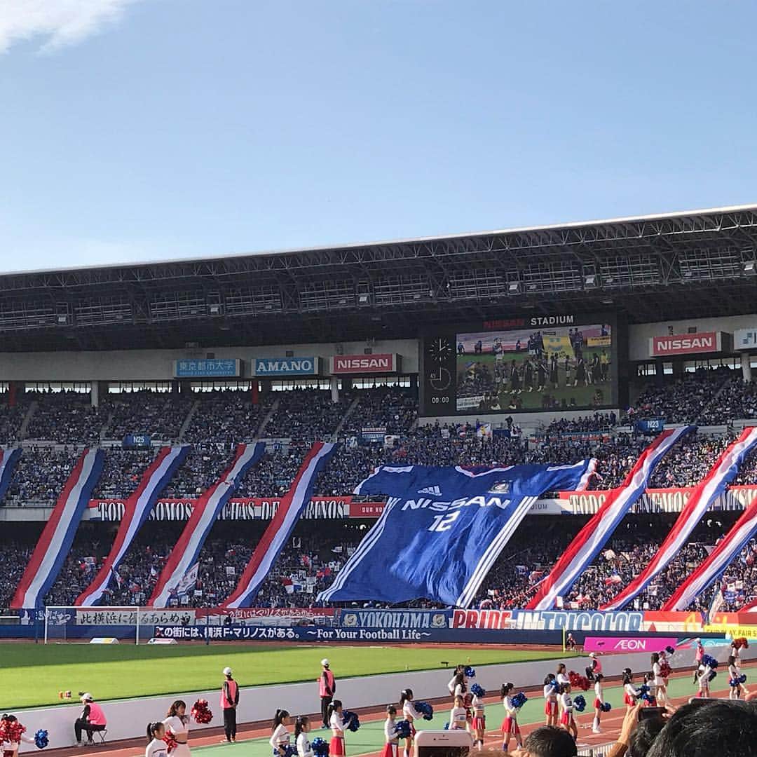 山口みらんのインスタグラム：「横浜F・マリノスVSセレッソ大阪 IN日産スタジアム マリノスの今年最終試合でした！今回はさおりんと観戦🧡 もう、さおりんも自前のユニフォームも持参！！！マリサポ！！ 試合結果は1-2で敗戦。 今年1番マリノスをワクワクさせてくれた仲川選手のドリブル突破からのシュートのこぼれ球から天野選手のゴール！！！ 良い流れだったけどビハインドを許してしまう展開でした…… とっても久しぶりの中澤選手の背中を見れたのはとっても嬉しかったです😭❤️ 今年は12位。ある意味とってもハラハラした1年でした。悔しい順位だったから来年はもっと応援して何としてもタイトルを取ってもらいたい！！！ 移籍情報とかも気になるけど…… FORZA!横浜F・マリノス🔴⚪️🔵(ずっと更新しようと思っていたけど忘れていたので今更の更新です🤧) #fmarinos #横浜Fマリノス #マリノス #fマリノス #日産スタジアム #Ｊリーグ #最終節 #サッカー女子 #サッカー」