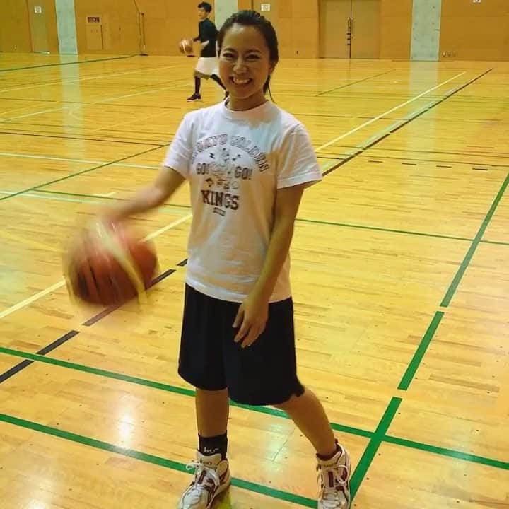 長嶺菜菜子のインスタグラム：「クリスマスにバスケットボール🎄🏀 . .  実はバスケット女子なんす⛹️‍♀️ . . 男子に混ざって がっつりゴリゴリプレーしてます🙋‍♀️ . . 小4から高校や大学でブランクあるけどそこそこやりますでー(*ﾟ∀ﾟ*) . . けど身長が154cmのチビだから . どんなに頑張ってジャンプしても . 男子の身長とジャンプ力には勝てなくて . 悔しい思いしていまする(*ﾟ∀ﾟ*) . . . . スポーツってほんと楽しいよなぁー . 汗かいたら爽快感半端ないもんなぁー . . #バスケットボール #バスケ女子 #スポーツ女子 #スポーツ大好き女子 #そこそこバスケできます #社会人バスケット #クリスマスバスケットボール #Tシャツはゴールデンキングス #キングスTシャツ #沖縄出身 #うちなんちゅ #うちなんちゅだからキングスTシャツ #八重歯 #でこっぱち #153センチのちび #ガードフォワード #スラダンで言えばみっちー？ #いやもはやガードですな #センターなりたかった」