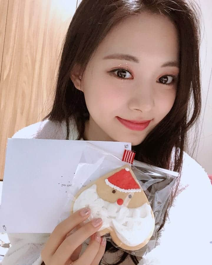 TWICEさんのインスタグラム写真 - (TWICEInstagram)「메리크리스마스~ 聖誕節快樂～ ♥️💚♥️💚♥️ Merry Christmas to Once #🍓🎁」12月25日 22時07分 - twicetagram