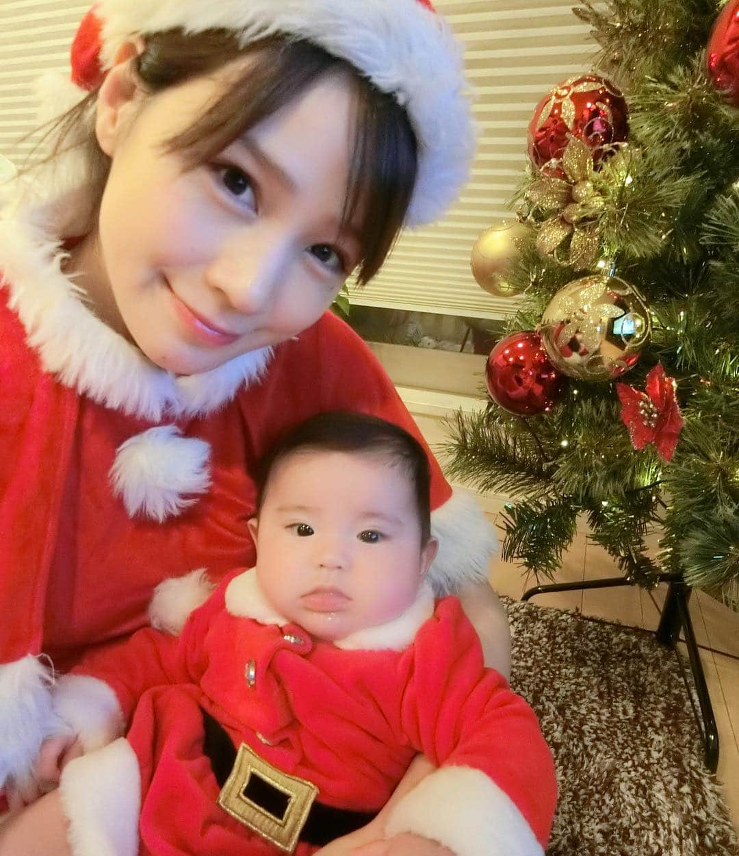 相沢まきさんのインスタグラム写真 - (相沢まきInstagram)「クリスマスにこれと言って思い入れ無かったんですが、子供が居るとまた変わりますね🤶🎅✨ 疲れたり、イライラする事もありますが、娘の笑顔が日々の1番のプレゼントです🎁  #親バカ万歳 #生後4ヶ月 #クリスマス」12月25日 22時09分 - maki_aizawa0414