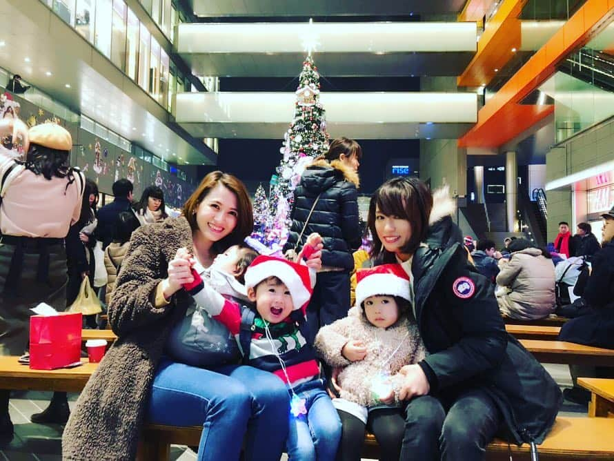 青木佳音のインスタグラム：「・ 🎄 ・ ・  Merry Christmas♡♡♡ ・ 写真は念願のまおちゃん&かれんぴとお茶してXmas Marketで遊んだ時の🥰 ・ マルコメベビーだった2人がすっかりKIDSで時の速さを感じた年の瀬😇笑 ・ ・ ・ まおちゃんとバイバイした後は忘年会🥂 ・ こういう場って三年ぶりで本当に楽しかった😭💖 ・ とっても可愛いXmasケーキまで用意されていて、とてもアットホームで素敵な会だった💖 ・ ・ 素敵な人に囲まれた一日！ 幸福指数ぶち上がりました👏😇💖💖💖💖💖💖 ・ ・ ・ #instagood #instadaily #instalike #instafood #kids #kids_japan #baby #momlife #good #friends #merrychristmas #Christmas #cake #sweets #happy #love #クリスマス #友達 #幸せ #充実 #幸福指数 #ぶち上げ #家族 #忘年会 #最高 #お出掛け #二子玉川 #クリスマス #クリスマスツリー #クリスマスケーキ」