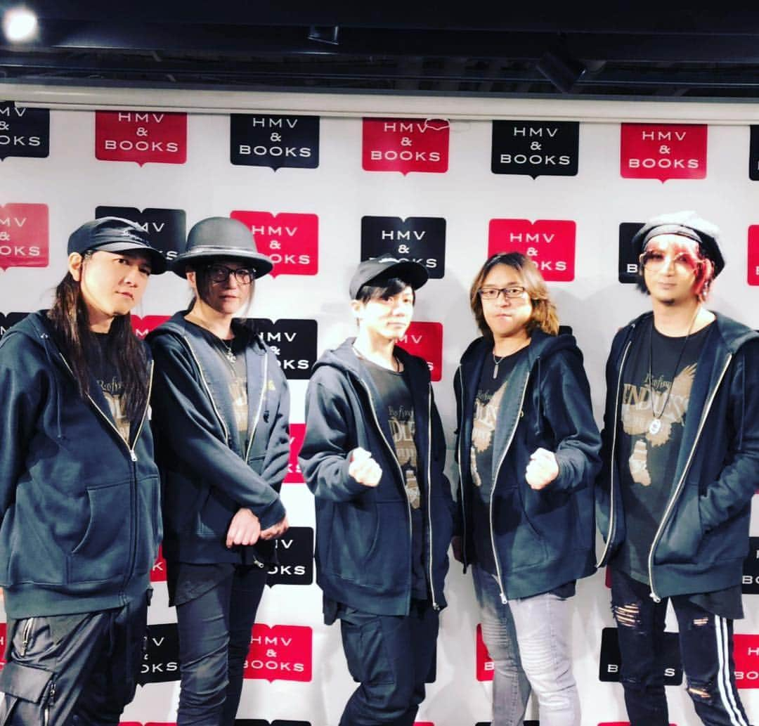 Ikuoさんのインスタグラム写真 - (IkuoInstagram)「Rayflowerインストア 東京HMV&BOOKS SHIBUYA  無事終了しました！ お越しいただいたみなさんありがとう！お店スタッフのみなさんありがとうございました！いよいよ明後日はEXシアター！楽しみです！！ #ikuo #rayflower  #クリスマス」12月25日 22時33分 - ikuobass