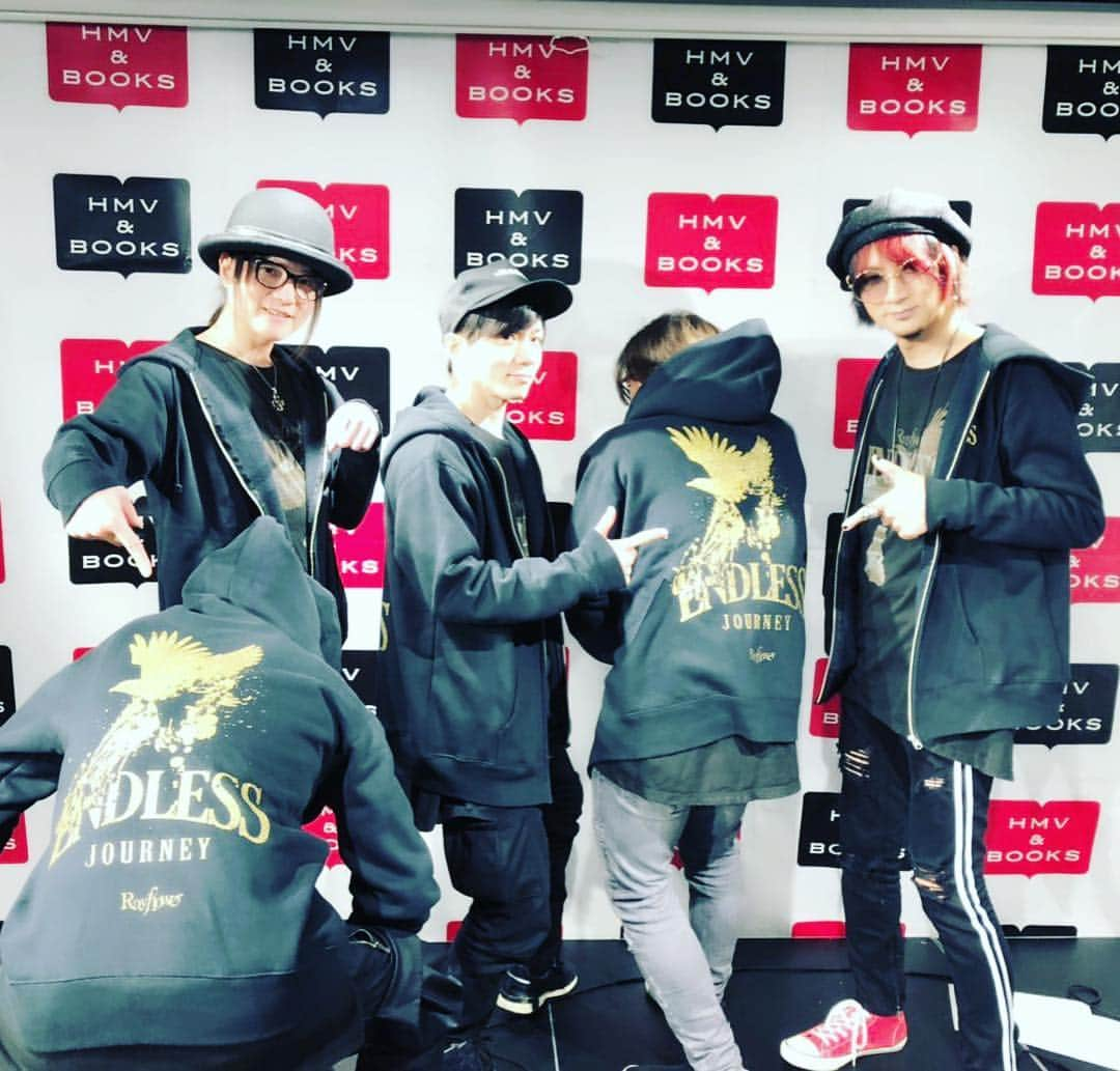 Ikuoさんのインスタグラム写真 - (IkuoInstagram)「Rayflowerインストア 東京HMV&BOOKS SHIBUYA  無事終了しました！ お越しいただいたみなさんありがとう！お店スタッフのみなさんありがとうございました！いよいよ明後日はEXシアター！楽しみです！！ #ikuo #rayflower  #クリスマス」12月25日 22時33分 - ikuobass