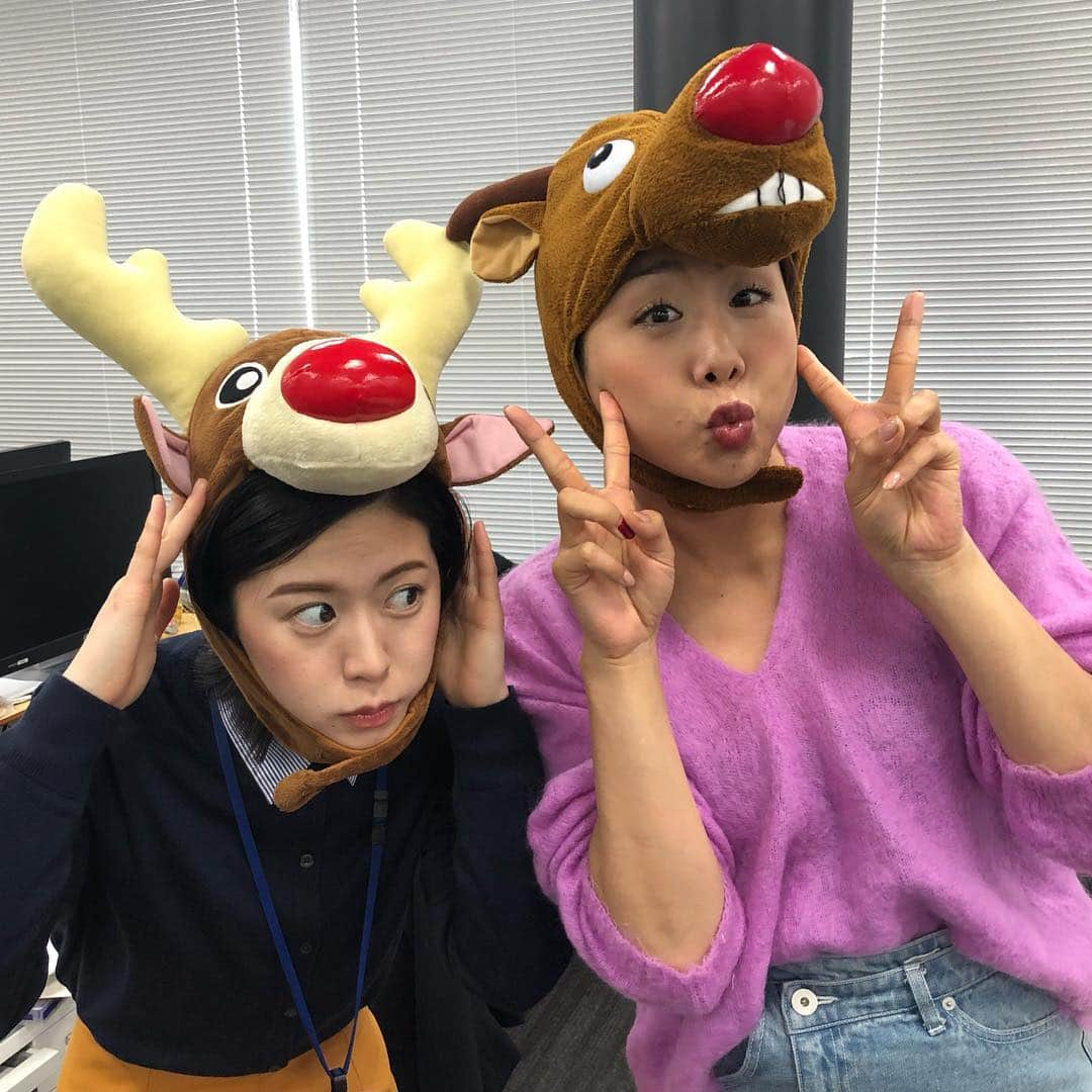 加藤愛さんのインスタグラム写真 - (加藤愛Instagram)「🎄クリスマス🎄 2018年の石川さん情報Liveリフレッシュは 今日が最終日でした。 記念にオシャレで優しいお姉さん、 越村エリさんとトナカイに変身✨ 今夜のプライムニュースでは クリスマスにぴったり、 西南部中学校の日本一の合唱を届けます💝  #2018年12月25日 #メリークリスマス #素敵なクリスマスをお過ごしください🎅🏻🎁 #サンタさんプレゼントください」12月25日 13時37分 - kitkatoai