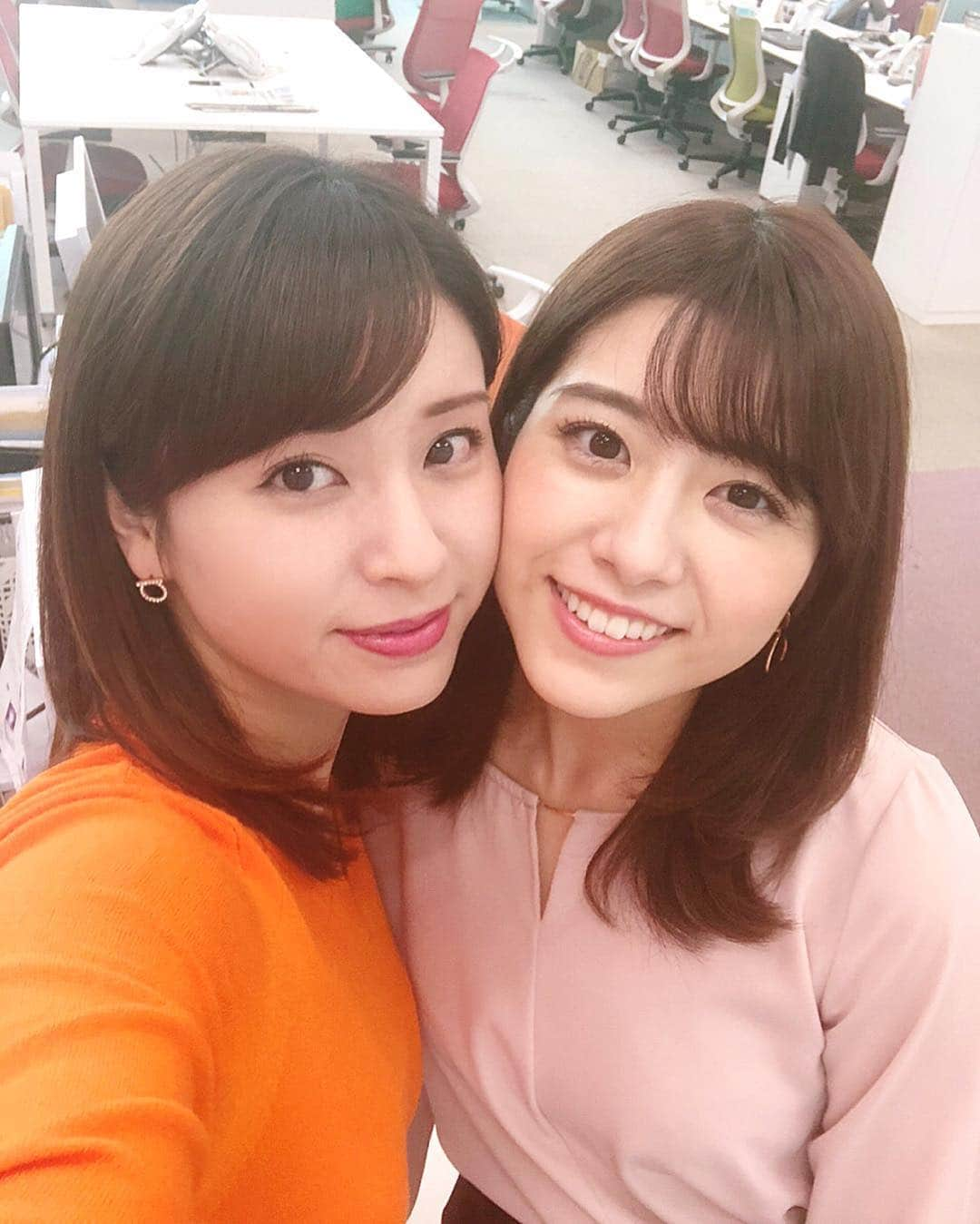 角谷暁子さんのインスタグラム写真 - (角谷暁子Instagram)「年内最後の  #モーサテ 担当曜日が終わりました。  そんな今日はクリスマスにも関わらず、一時日経平均は1000円を超える下げに... あっという間だった一年は、マーケットのうねりを肌で感じながら勉強し続けた一年でもありました。  無知な私に嫌な顔せず教えつづけてくださったスタッフのみなさんのことが、大好きです！！ そしてモーサテをご覧くださったみなさま、本当にありがとうございました。 年内28日まで放送あります！ 年末にかけて荒れているマーケット、株も為替も、総括をします。 どうぞ最後までご覧ください。  写真はだいぶ前ですが、 フォルダにあった るりさまと🥰  #モーニングサテライト #テレ東 #テレビ東京」12月25日 13時38分 - kadoya_akiko