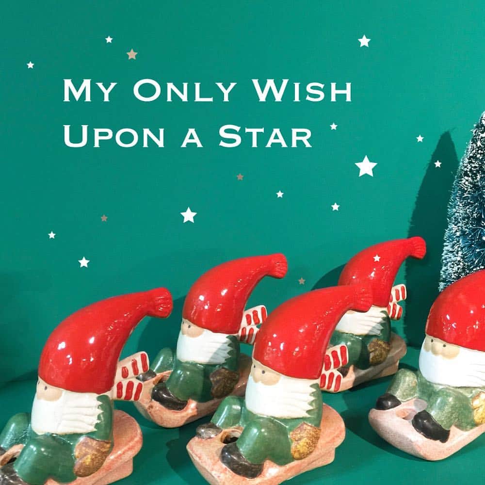 リサラーソンさんのインスタグラム写真 - (リサラーソンInstagram)「「12/25　My Only Wish Upon a Star 」﻿ ﻿ クリスマスカウントダウンも本日が最終日です。﻿ リサ・ラーソンにクリスマスの思い出を聞いてみたら、素敵なメッセージが届きました。﻿ ﻿ ﻿ -----------﻿ ﻿ 子供の頃のクリスマスは、私にとって「匂い」そのもの！﻿ クリスマスの朝、目覚めると、洗濯したばかりのラグからパインソープの香りがする。﻿ キャンドルが灯されたクリスマスツリー。家の中はまるで森の中にいるように、﻿強くフレッシュな香りで満たされている。﻿ クリスマスプレゼントはいつも同じで、1冊の本と1箱のチョコレート。﻿ 私はそれがとっても好きだった。﻿ ﻿ 大人になるとクリスマスは楽しいだけじゃなくなった。﻿ お金があまりなかったから、プレゼントは全て手作り。﻿ クリスマスに間に合うように毎晩遅くまで縫ったり編んだりして作ったの。﻿ ﻿ 私の願いは、今も、いつも同じ。﻿ 世界中の人々に、ピースとラヴがプレゼントされますように。﻿ ﻿ リサ・ラーソン﻿ ﻿ ﻿ ------------------------------------------﻿ ﻿ ▶わくわくカウントダウンはこちらから﻿ https://www.lisalarson.jp/news/2018/11/5467.php﻿ ﻿ ▶クリスマスサイトはこちらから﻿ https://www.lisalarson.jp/news/2018/11/5464.php﻿ ﻿ ▶直営店はこちら（年内は、12/26（水）まで営業致します）﻿ リサ・ラーソン直営店（necono shop）﻿ 〒150-0041﻿ 　東京都渋谷区神南1-15-12-2F﻿ 　tel:03-5428-5162　12時～20時 不定休﻿ 　https://www.lisalarson.jp/store/ ﻿ ﻿ #lisalarson #sweden #merrychristmas  #christmas #北欧 #北欧雑貨 #リサラーソン #スウェーデン #クリスマス #北欧インテリア #サンタ #陶器 #ceramic #instaceramic #プレゼント #TACK」12月25日 13時39分 - lisalarsonjp