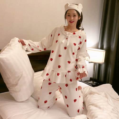 minsshopのインスタグラム：「【ミンス新作セットアップ】 今日はイチゴパジャマセット【全2色】 可愛いイチゴパターンで甘い夢見よう♡ 女の子らしいデザインのパジャマです! 詳しくはプロフィールHPからご覧下さい。 #minsshop #韓国ファッション #ミンスショップ #コーデ #洋服 #ファッション#今日の服 #今日のコーデ#秋冬#今日のファッション #セルカ #デートルック#フェミニン #fashion #fashionstyle #style #ootd #outfit #selfie #code #プチプラ#プチプラコーデ#カジュアルコーデ #オルチャン#冬コーデ#オフィスルック#トレンド#大人女子#お洒落さんと繋がりたい#インスタ女子」