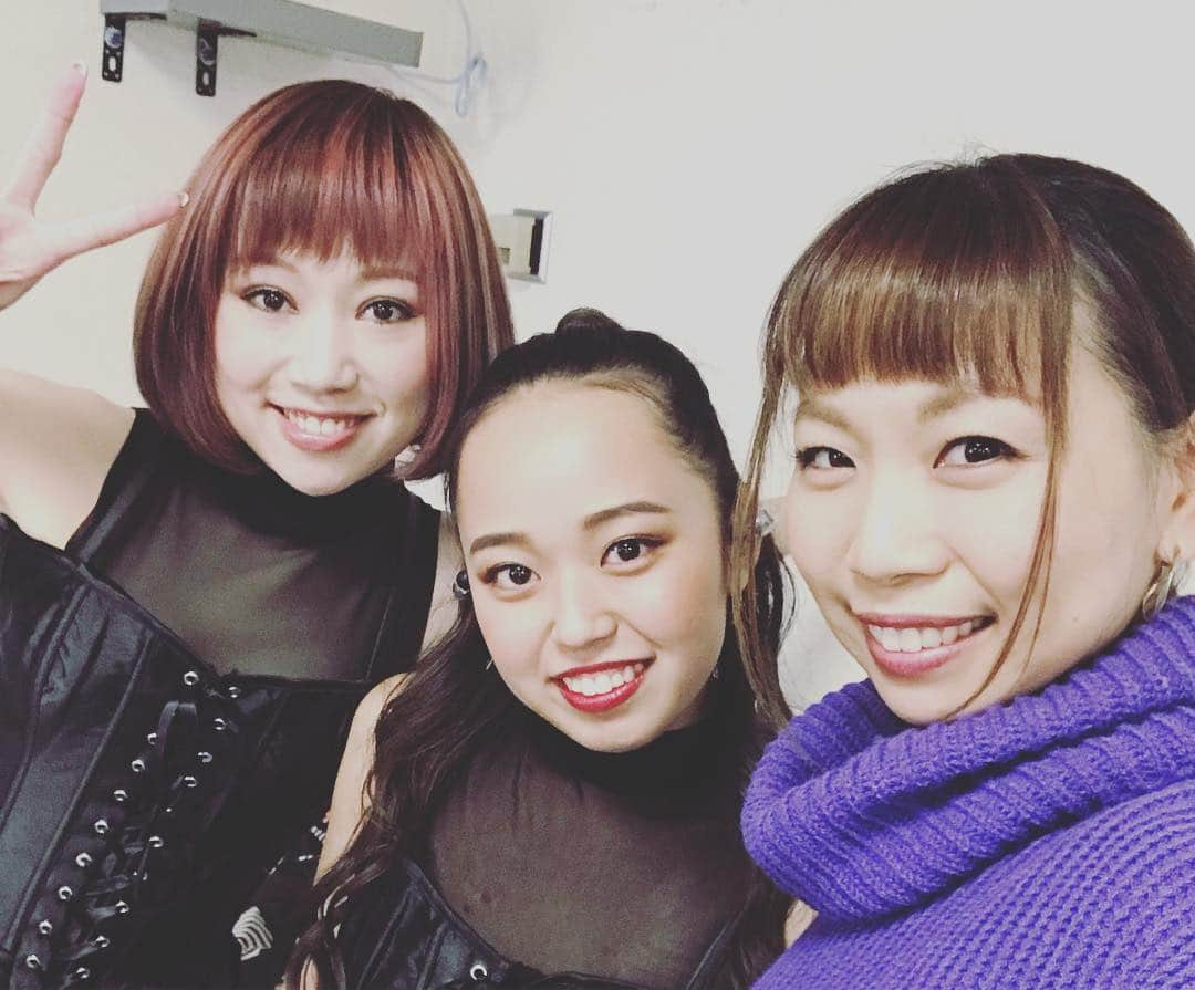 三ツ井裕美さんのインスタグラム写真 - (三ツ井裕美Instagram)「クリスマスイヴの昨日は、東山奈央さんのFCイベント『にじかいっ!!』が、中野サンプラザで行われたのですが、2月の武道館LIVEに続き今回もダンスパートの振付・監修で関わらせていただきました。 * またこうして関われた事が本当に嬉しく、そして感謝の気持ちでいっぱいです。 * 奈央さんの人柄がこういう方々を引き寄せるんだろうなというような温かく笑いの絶えない現場。 * 監修する側でありながら、私自身も沢山刺激をいただきました。 * * 今回は武道館ダンサーの中からCa7ちゃんとSatsukiちゃんが出演してくれました😊 * ただ踊るだけではなく、いつも機転を利かせて動いてくれるし、めちゃめちゃ面白いし（笑）2人とまたお仕事できたのも嬉しかったです✨✨ * * 今年もあと1週間！ 色々時間が足りてませんが（笑）頑張ります！😂 * * #にじかいっ!! #東山奈央 さん #前回振付一緒にしてくれたKozueちゃんとNaNaちゃんも来てくれました #つばささんのスタイリング素敵でした」12月25日 14時12分 - hiromi__km