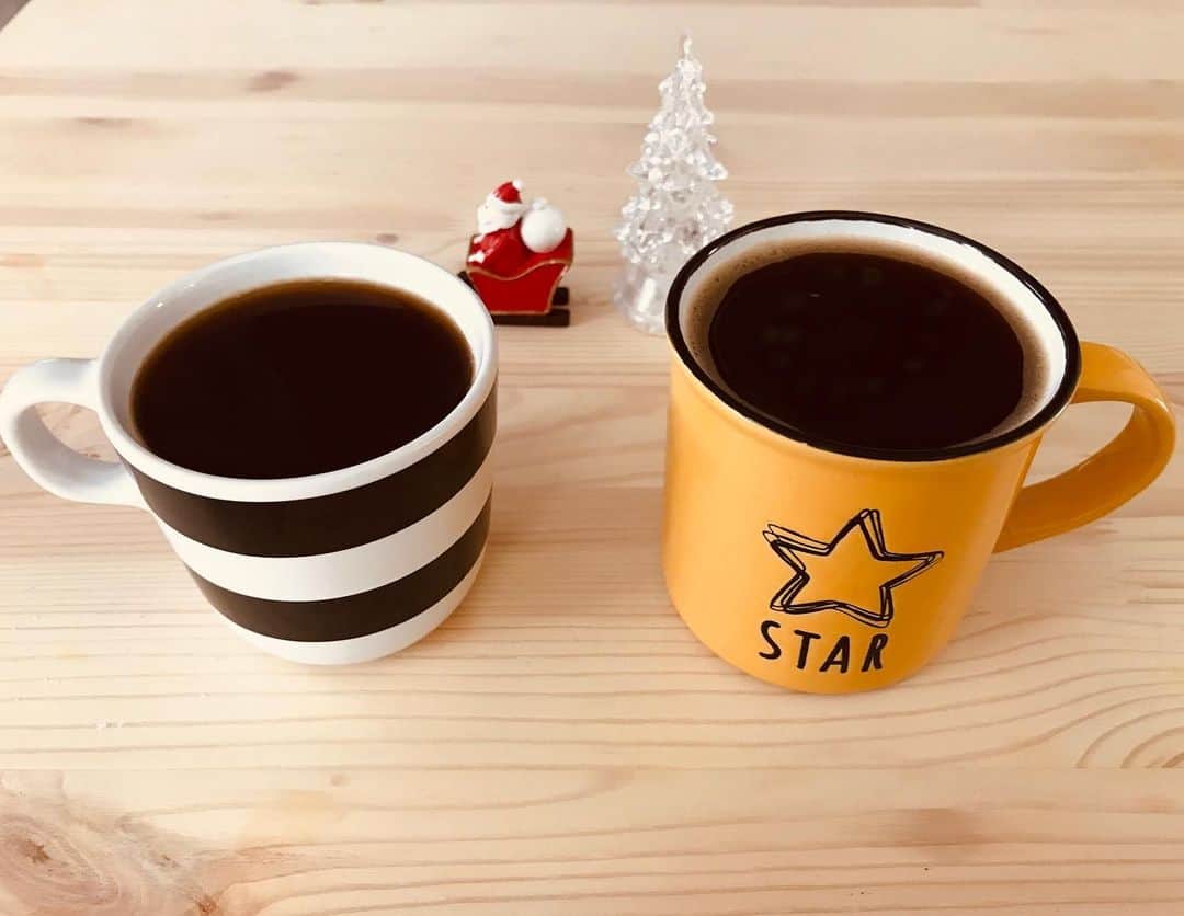 徳尾浩司のインスタグラム：「皆さま良い年をお迎えください！またね〜！（気持ちだけ仕事納め）  #おっさんずラブ #あのマグカップとあのマグカップ #コーヒー飲みすぎ」
