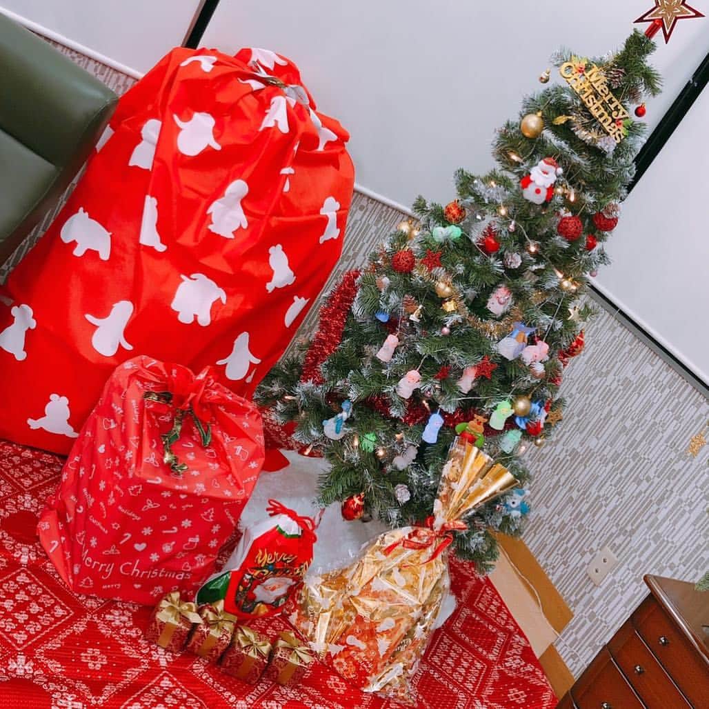 玉井詩織さんのインスタグラム写真 - (玉井詩織Instagram)「Merry Christmas🎅🏻🎁🎄 I hope everyone will have a wonderful Christmas ❣️ . . 昨日はみんなありがとう！ 今日も素敵なライブになりますように♡  ももクリ楽しみましょう…✨ #Christmas #ももクリ」12月25日 14時25分 - shioritamai_official