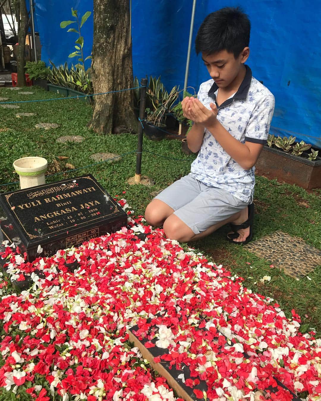 ジュリア・ペリッツのインスタグラム：「Mami Jupe @nathan_kreleger kangen😢 datang kesini utk mengirim doa semoga doa @nathan_kreleger diterima Allah SWT😇 Amin  #alfatihah  #jupekautakkantergantikan  #istirahatlahdengantenang  #wewillneverstoplovingyou」