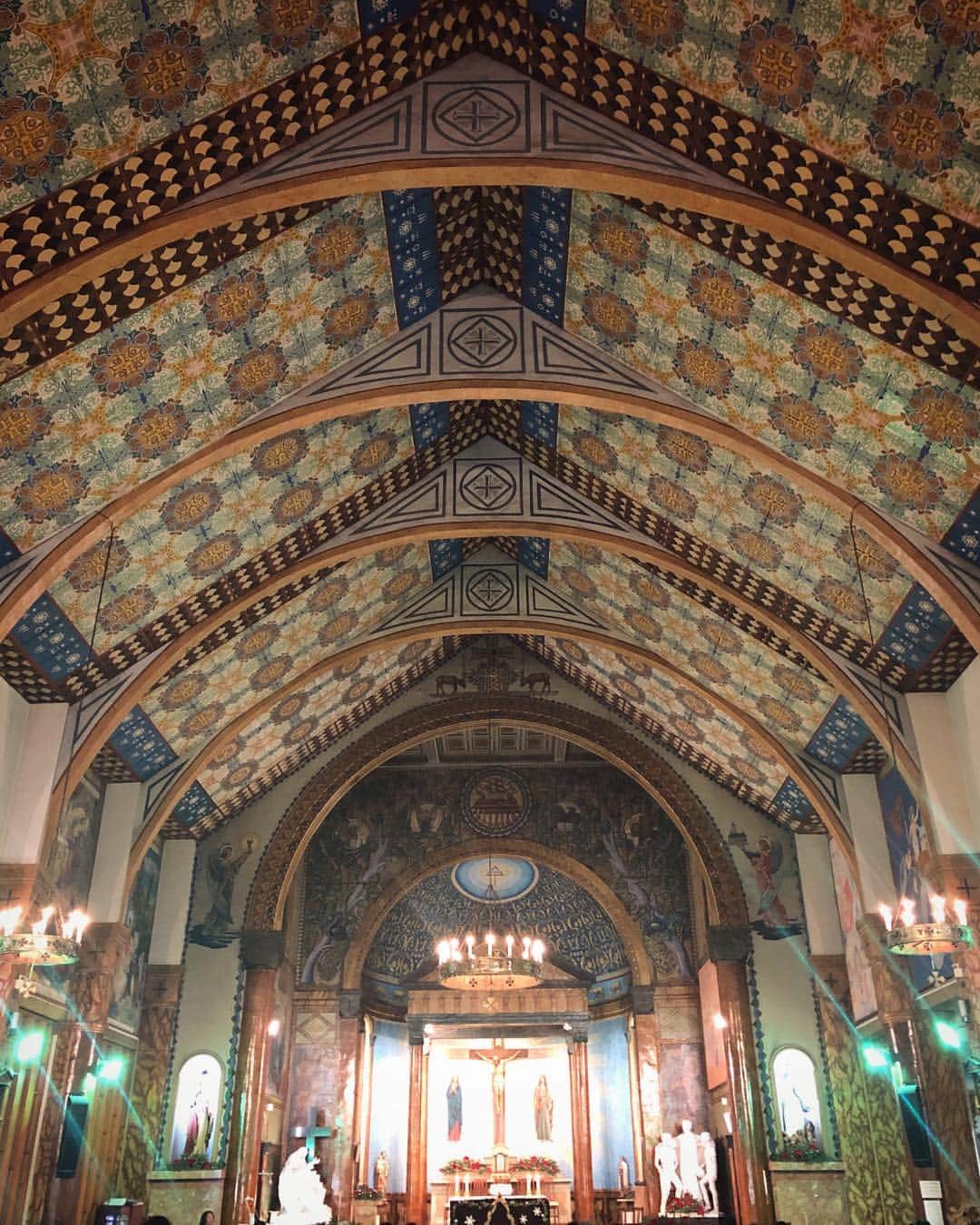 井嶋ナギのインスタグラム：「Merry Christmas🎄✨ 昨晩はサレジオ教会（碑文谷教会）にてクリスマスミサに参加してきました。﻿ ﻿ ロマネスク様式。1954（昭和29）年竣工。﻿ ﻿ この素晴らしい天井装飾は、イタリアの修道士ジャコム・フェラーリが3年かけて仰向けになって描いた、とのこと。﻿﻿美しい！！！ ﻿ ﻿  #サレジオ教会 #碑文谷教会 #教会 #目黒 #meguro #tokyo #HimonyaCatholicChurch #christmas﻿ ﻿﻿﻿ #catholicchurch #church﻿ #architecture #building ﻿#建築 #近代建築 #洋館﻿﻿﻿ ﻿﻿﻿ #oldarchitecture #oldbuildings  #oldbuilding #vintagearchitecture﻿ #vintagebuilding﻿﻿﻿ #ナギの建築見学ノート ﻿﻿﻿ #tokyogram #nostalgictokyo﻿﻿﻿ #japangram #ilovejapan #japanlover #lovejapan #lifeinjapan #explorejapan #oldjapan﻿」