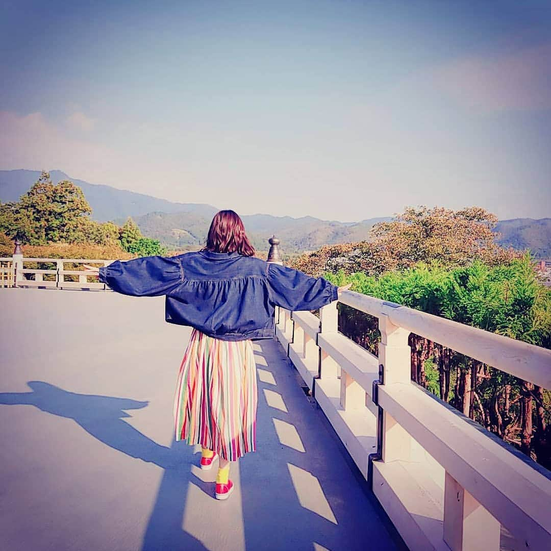 伊藤美来さんのインスタグラム写真 - (伊藤美来Instagram)「こんにちは。ヘアメイクさなです。  今日はクリスマスなので、 みっくの5thSingle「閃きハートビート」のMV撮影とジャケット撮影のオフショットをお届けしますね🎄  京都ロケだったのですが、撮影というより、旅行にきたからやりたいこと全部やっちゃお！ってわいわいしながらみっくと旅をしていた感じでした。  ジャケットもMVもかわいいが溢れております。  最後の超絶アップ写真が個人的に大好きなんですが、写真撮るよ〜！っていったら近づいてきた子供、もしくは飼い主大好きなワンちゃん感ありませんか？笑  #伊藤美来　#みっく　#閃きハートビート  #オフショット　#京都」12月25日 15時40分 - itomiku_official