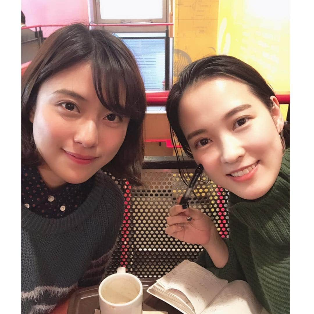 奈津子さんのインスタグラム写真 - (奈津子Instagram)「いけあやに教えてもらいながら #ペア読書 しました😊幸せホルモンのオキシトシンは嫉妬の感情へと繋がることがある⏩それを回避するためには憧れへと昇華させて回避させる方法もある⏩オキシトシンはソーシャルメモリー(他者との関わりの記憶)を増強する⏩等が特に印象的でした。この本めちゃくちゃ面白い、、 ・ １つ前のドレスの投稿、沢山のアドバイスを有難うございます！とっても心強いコメントが沢山😭思いのほか意見がバランス良く別れているのでしっかりと吟味させてもらいます！さて、今夜18:10からはスカロケ聴いてね✨ ・ #가전 #book #bookstagram #家電 #家電好き #家電女優 #新妻 #新婚 #暮らし #東京 #奈津子 #読書 #読書記録 #中野信子 #シャーデンフロイデ #池澤あやか」12月25日 15時45分 - natsuko_kaden