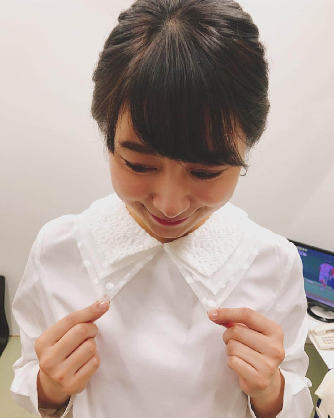 林美沙希さんのインスタグラム写真 - (林美沙希Instagram)「昨日はスタジオに大きなクリスマスツリーが置かれていました😊 衣装は、襟が3枚でドット柄にもなっていて可愛かったです。  #テレ朝#jチャンネル#jチャン#衣装#aniplus#シャツ#林#クリスマスツリー」12月25日 15時45分 - misaki0hayashi