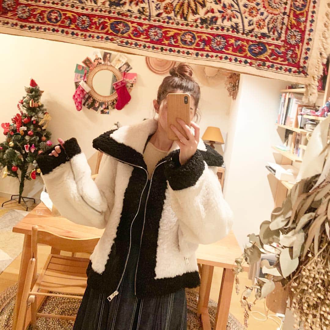 マイコ・ティファニーのインスタグラム：「メリクリ🎅 新しいアウターに新しいツリー 🙈🎁 皆さんすてきなクリスマスを」