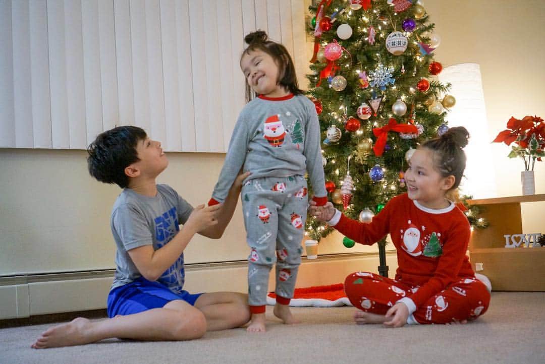 バイリンガル3兄妹さんのインスタグラム写真 - (バイリンガル3兄妹Instagram)「3人共カメラ目線の写真が撮れましたっ！ ・ と言っていいでしょう。 ・ ・ 😏😏 ・ ・ Merry Christmas to you all💕 ・ ・ #クリスマス2018 #1225 #バイリンガル3兄妹  #Christmas #siblinglove」12月25日 16時01分 - yucgram