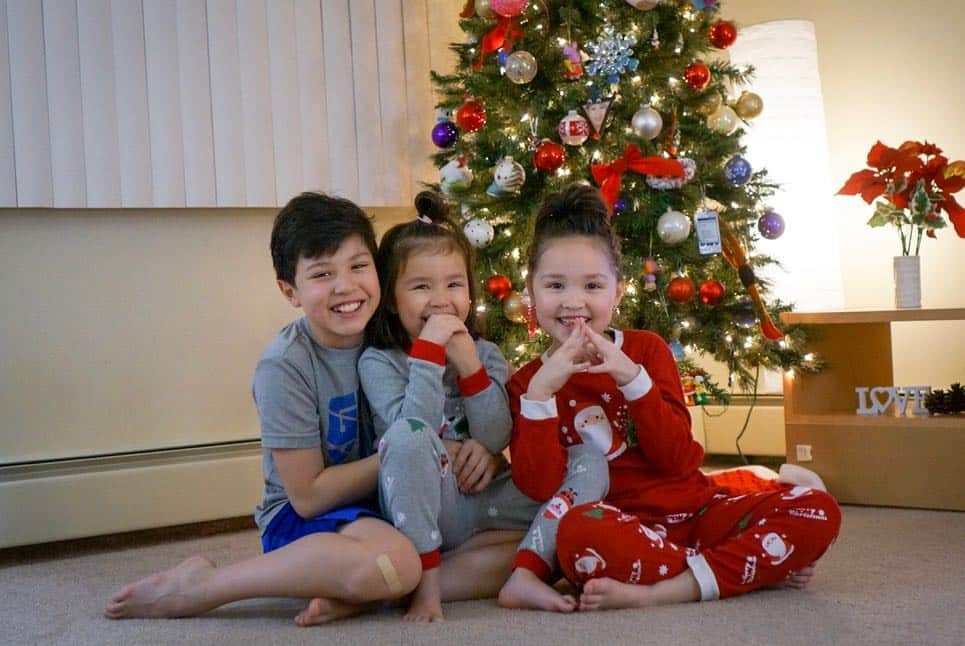 バイリンガル3兄妹のインスタグラム：「3人共カメラ目線の写真が撮れましたっ！ ・ と言っていいでしょう。 ・ ・ 😏😏 ・ ・ Merry Christmas to you all💕 ・ ・ #クリスマス2018 #1225 #バイリンガル3兄妹  #Christmas #siblinglove」
