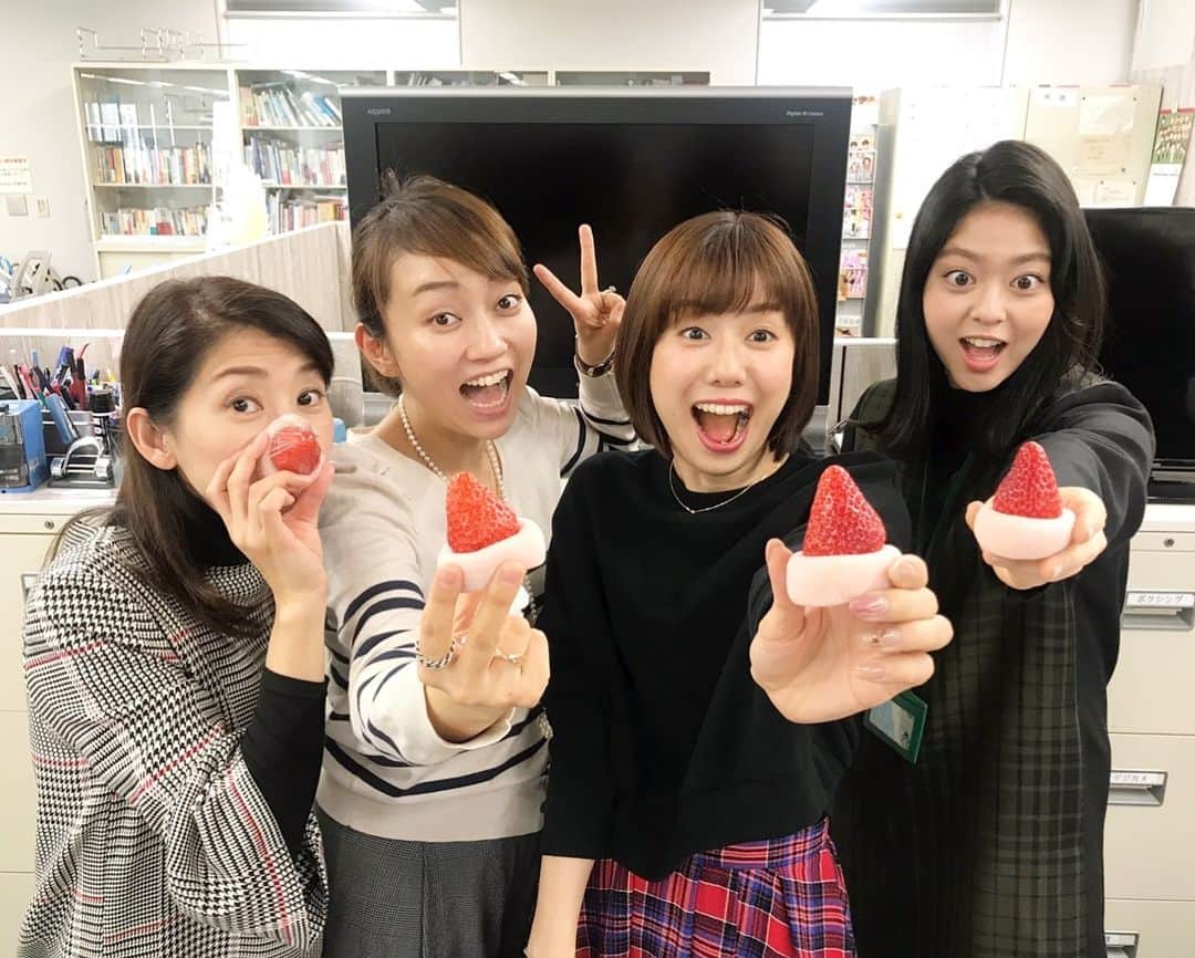 戸部洋子のインスタグラム：「アナ室に、コンテンツ局アナマガFODチームのみなさんからクリスマス差し入れイチゴ大福がっ🍓😚👌わーい💕  そしてみんなのひょうきん顔ったら、、😅 みなさんよきクリスマスを〜🎄 #山崎夕貴#杉原千尋#藤村さおり#戸部洋子#アナウンサー#ママアナ#フジテレビ#クリスマス#お台場」
