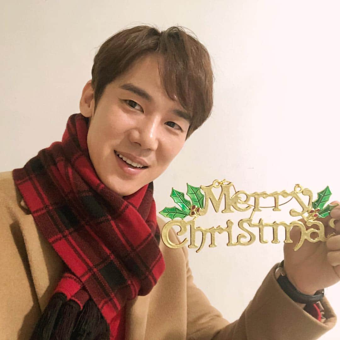 ユ・ヨンソクのインスタグラム：「Merry Christmas 🎄 #젠틀맨스가이드 팀에 #르까프 롱다운 크리스마스선물로 투척🎁 사랑합니다 젠틀맨팀 여러분~!!! 💕」