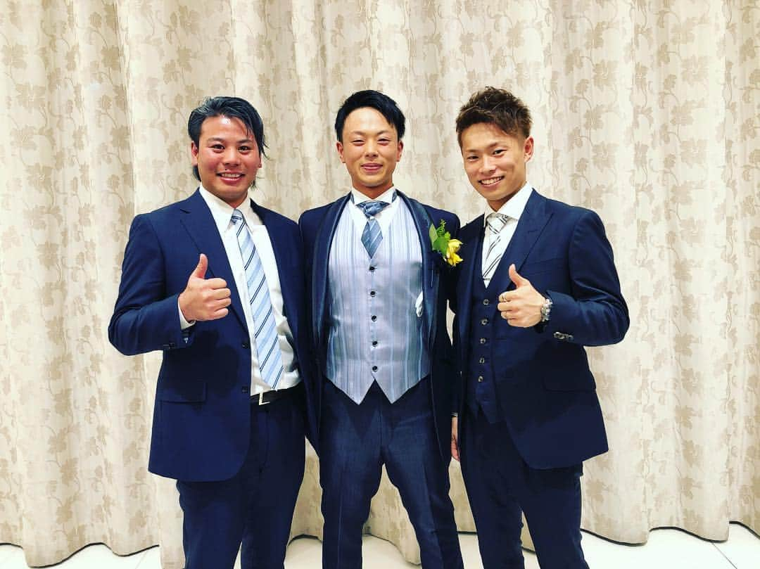 山岡泰輔さんのインスタグラム写真 - (山岡泰輔Instagram)「. . . 12/23 happy wedding💍 . 瀬戸内の先輩の結婚式でした🤵 本当におめでとうございます。 結婚式てやっぱいいよね😆✌️ 幸せわけてもらいました🙇‍♂️ . . 結婚式でDeNAの濱口さんに会いました😊 来年は対戦できたらいいな🙆‍♂️🙆‍♂️ . . 瀬戸内のみんなにも久しぶりに会えてみんな元気そうで良かった✌️ また集まれたらいいな😊 . . #orixbuffaloes #denaベイスターズ #濱口遥大 さん#結婚式 #happywedding #瀬戸内 #野球部 #キャプテン #広島 #ララシャンス広島迎賓館 #happy #wedding #おめでとう」12月25日 17時04分 - yamaokataisuke__official