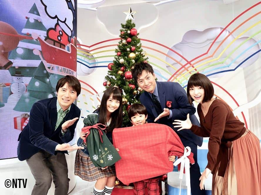 ZIP!さんのインスタグラム写真 - (ZIP!Instagram)「🎄✨クリスマスのZIP!に「生田家の朝」から美菜役の関谷瑠紀さん、悟役の鳥越壮真くんが来てくれました🌟 スタジオにはドラマを企画プロデュースした福山サンタ🎅から2人にプレゼントが届きましたよ🎁✨ . 「生田家の朝」は明日で最終回💡 でも『生田家の”当たり前な朝”よ、永遠に！』 . #生田家の朝 #山下健二郎 #桝太一 #川島海荷 #ZIP!」12月25日 16時58分 - ntvzip