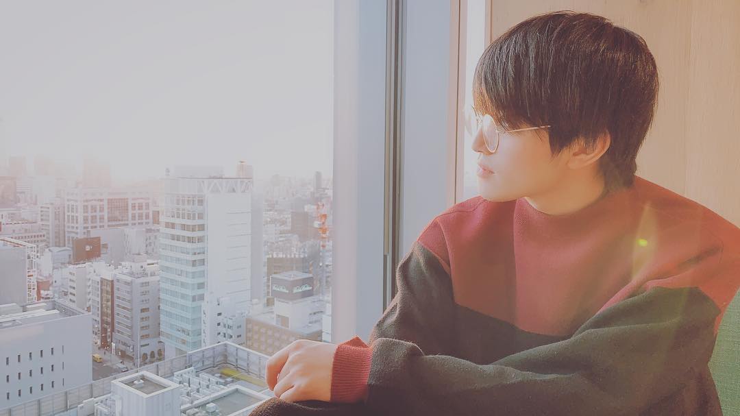 松村優のインスタグラム：「事務所にて打ち合わせ。 夕日が綺麗でした。  #もう今年も終わりか」