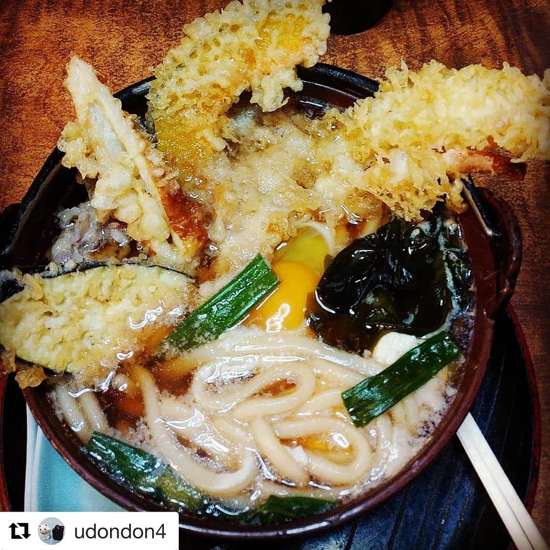 西条市さんのインスタグラム写真 - (西条市Instagram)「#Repost @udondon4 with @get_repost﻿ ・・・﻿ 西条市の釜福で家族でランチを頂きました。初釜福です。﻿ ・﻿ ・﻿ 鍋天うどん(大)と鍋焼きうどん＋いなり寿司＋おでん🍢×2を食べました。😊﻿ 鍋天うどんは熱々の鍋焼きうどんに揚げたての天ぷらが四種類乗っていてボリュームに｢おおっ！｣と驚きました。😲﻿ 天ぷらは上がサクサクで下は出汁に浸かっていてジュワッとウマ～🎶かったです😋👌　出汁は優しい愛媛うどんの出汁でほのかに柚子の香りがして体が温まりました。﻿ 麺は表面つるつるで柔らかい愛媛のうどんでしたが、柔らかめながら最後までくたびれずに(箸で掴んでも切れない)良い麺でした。(^_^)v美味しゅうございました。﻿ ・﻿ 鍋焼きうどんは嫁さんが食べました。鍋天うどんと同様に愛媛うどんの麺と出汁でアツアツウマ～🎶かったそうです。﻿ 2歳の娘も美味しそうに完食しました。😊﻿ おでん🍢といなり寿司も美味しゅうございました。😋👌﻿ ・﻿ ・﻿ 西条市で長く営業しておられるお店で店内の雰囲気も初めてなのにどこか懐かしい落ち着いた感じでした。😊﻿ まさに地元民に愛されるエエお店だと感じました。🤗﻿ ・﻿ ・﻿ #釜福うどん﻿ #西条市﻿ #西条 ﻿ #ランチ﻿ #西条市ランチ ﻿ #うどん好き #うどん#うどんすたぐらむ ﻿ #鍋天うどん #鍋焼きうどん #いなり寿司 ﻿ #おでん #うまい #懐かしい #老舗 #おちつく #lovesaijo#釜福#愛媛のうどん﻿ ﻿ ﻿ ﻿ じゅわじゅわ天ぷらうどん﻿ ﻿ このレビュー…！読んだら﻿ 今すぐ食べたなりました😳!!﻿ 西条の産業道路沿いの 釜福さん。﻿ ﻿ コシのある﻿ 讃岐うどんも好きじゃけど、﻿ 甘くて柔らかい﻿ 愛媛のうどんもええよね♩﻿ ﻿ #西条市うどん #udon #Ehime #shikoku」12月25日 17時13分 - lovesaijo